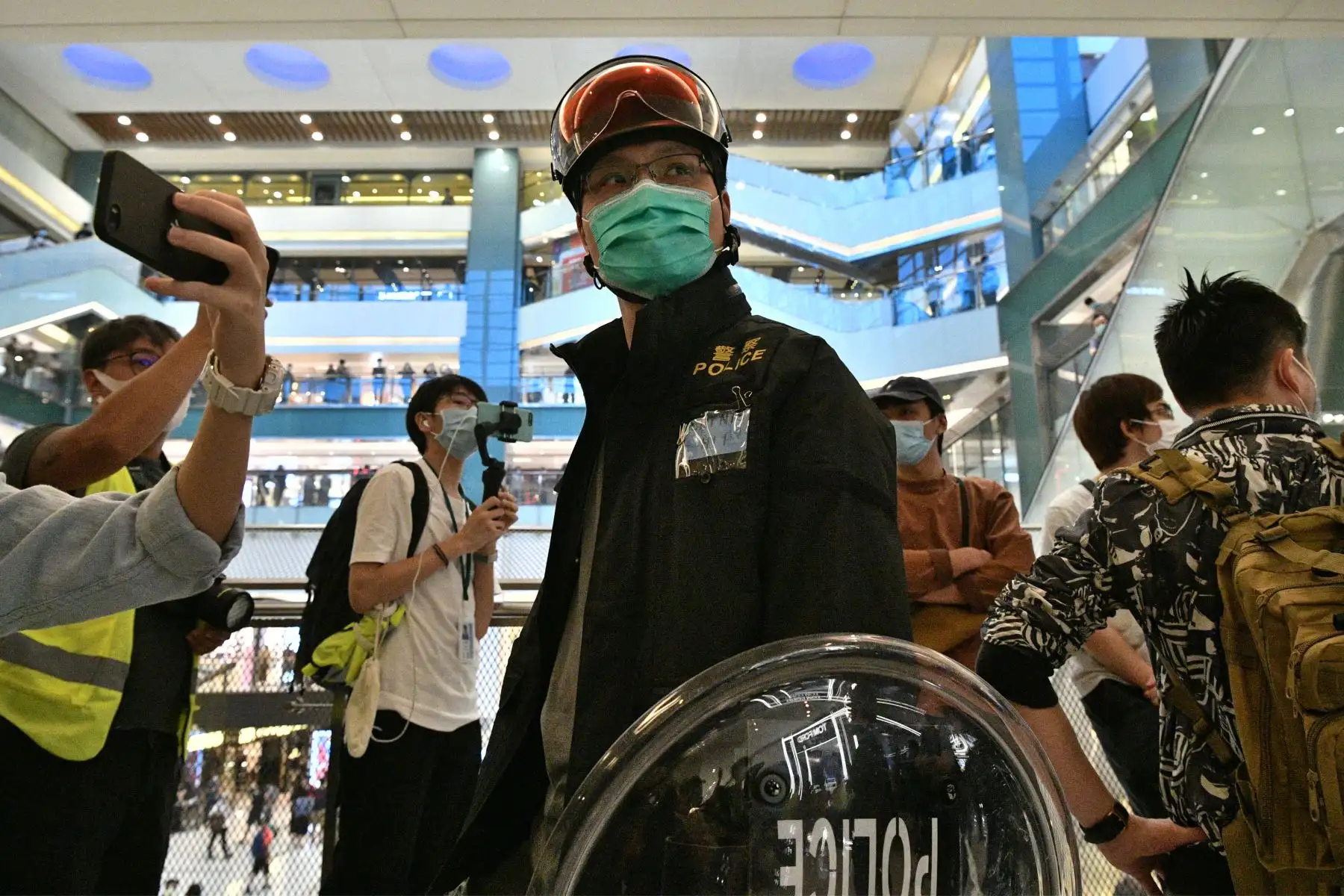 La policía antidisturbios usa máscaras faciales como medida de precaución contra el coronavirus COVID-19. Foto: AFP