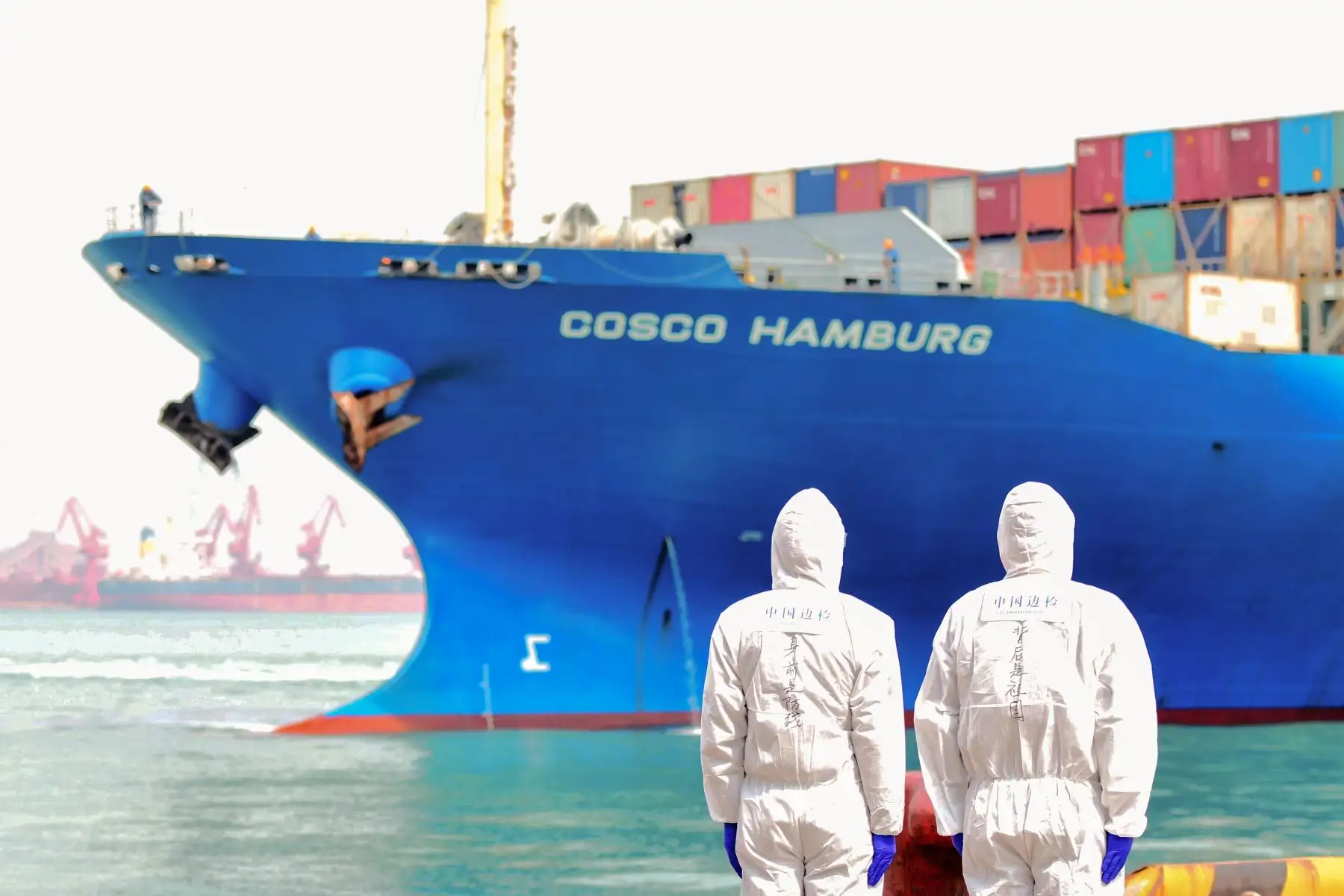 Esta foto muestra a los oficiales de inspección de inmigración de China vistiendo trajes protectores mirando un buque de carga en un puerto en Qingdao, en la provincia oriental china de Shandong. Foto: AFP