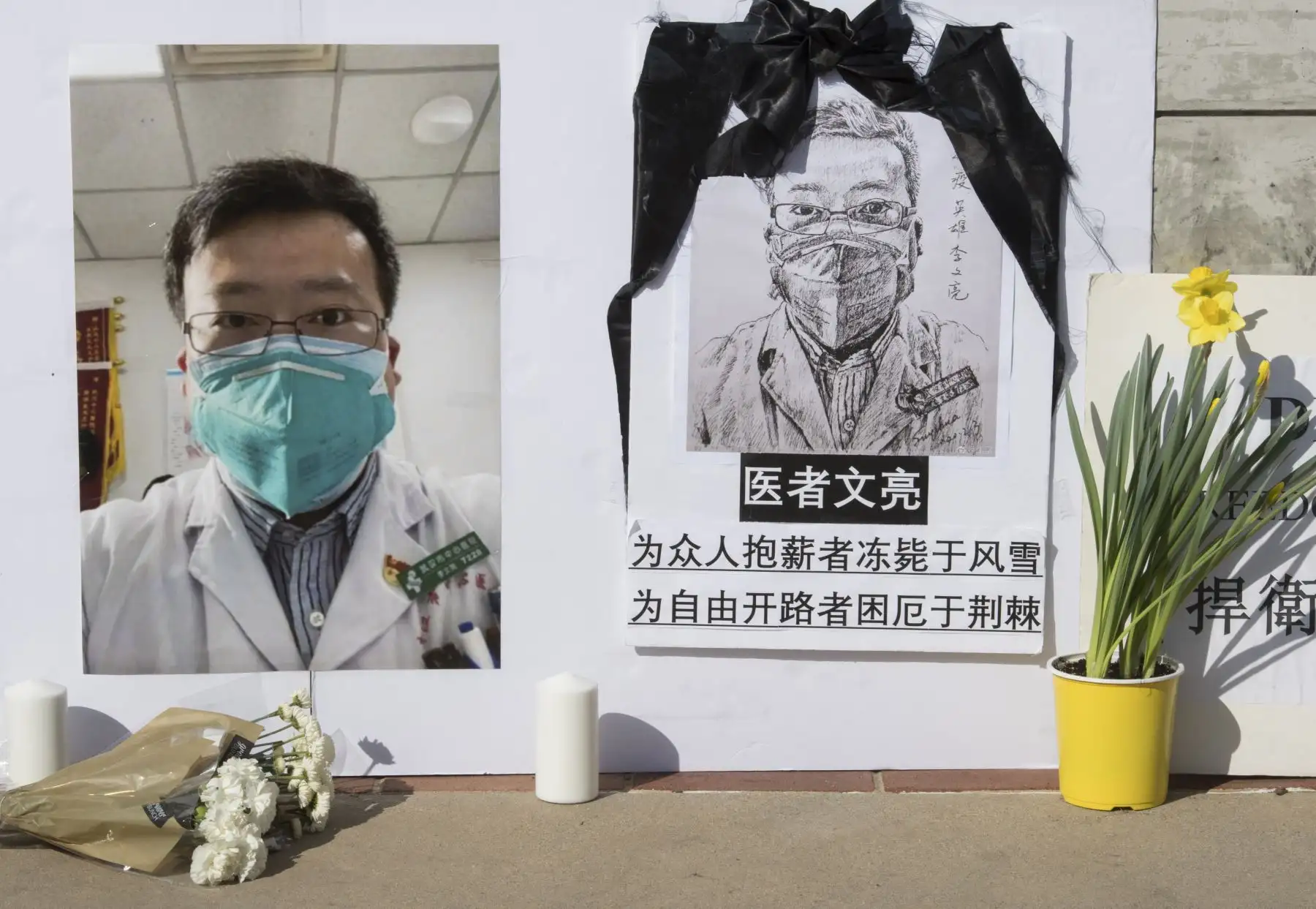 En esta foto se muestra un monumento conmemorativo para el Dr. Li Wenliang, quien fue el denunciante del Coronavirus Covid-19, que se originó en Wuhan, China y causó la muerte del médico en esa ciudad. Foto: AFP
