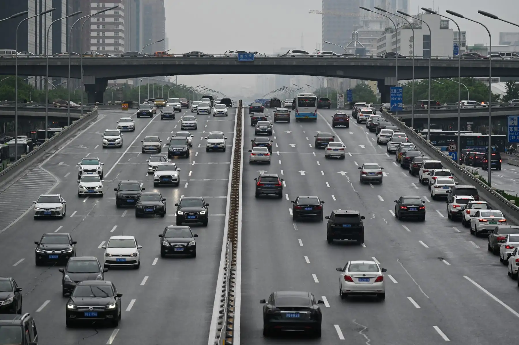 Una toma general muestra autos en una calle en Beijing el 8 de mayo de 2020. Foto: AFP