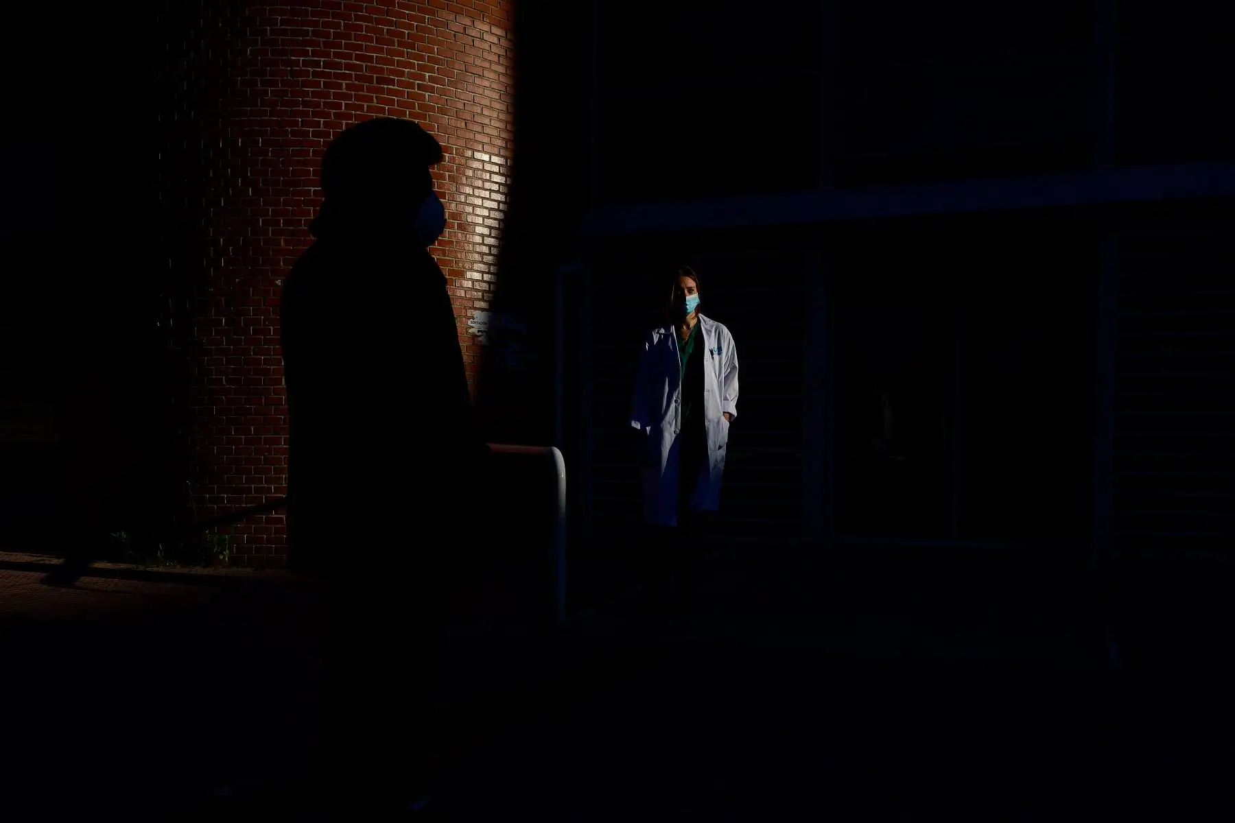 La doctora española María Luisa Prados sale del centro de atención primaria de Artilleros en Madrid. Foto: AFP