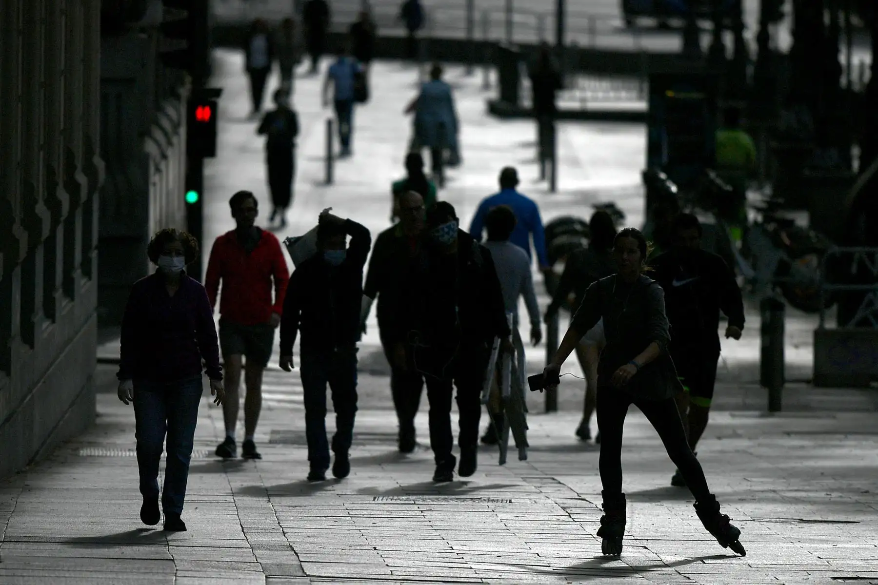 Los peatones, los corredores y un patinador comparten una acera en Madrid, el 7 de mayo de 2020, durante el cierre nacional para prevenir la propagación de la enfermedad COVID-19.Foto: AFP