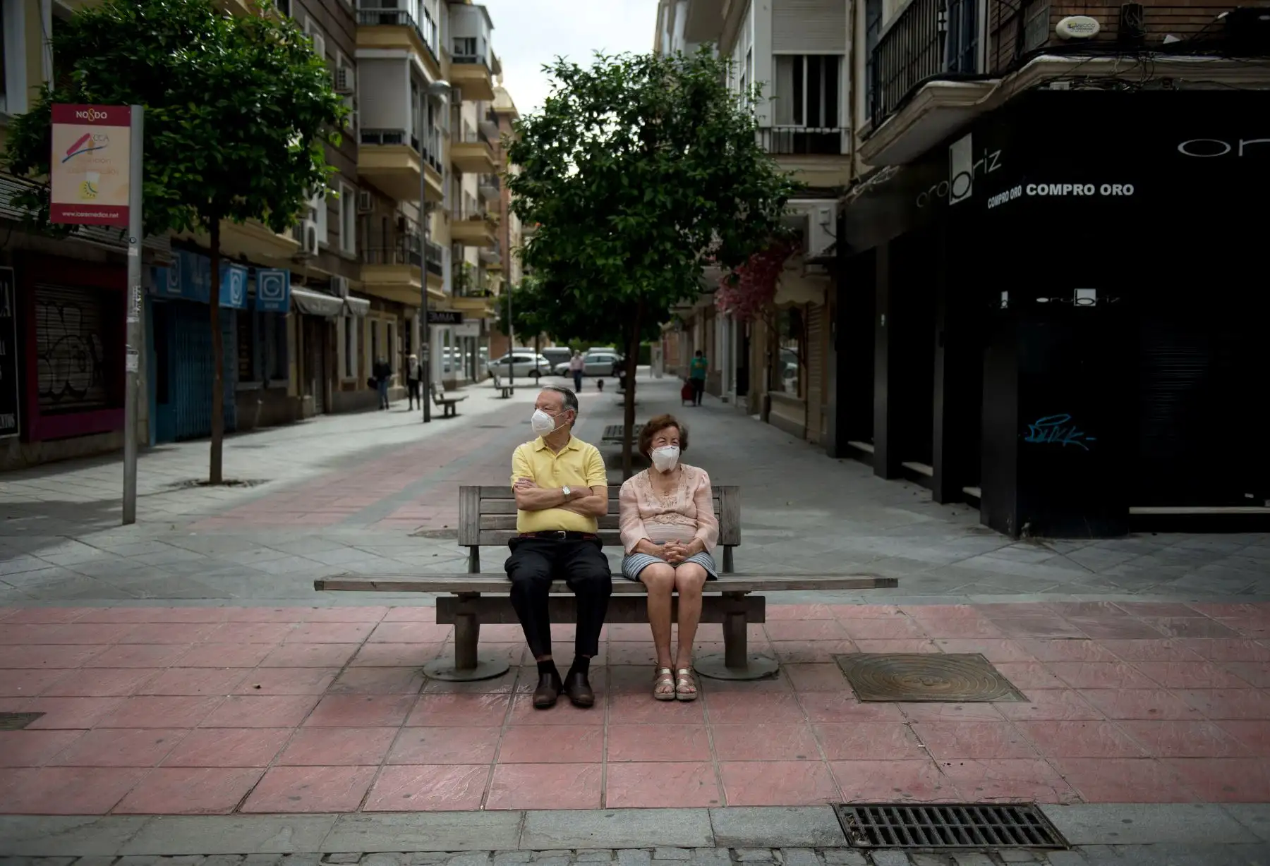 Una pareja de ancianos con máscaras faciales se sienta en un banco en Sevilla el 7 de mayo de 2020, mientras el país se prepara para aliviar sus duras medidas de bloqueo.Foto: AFP