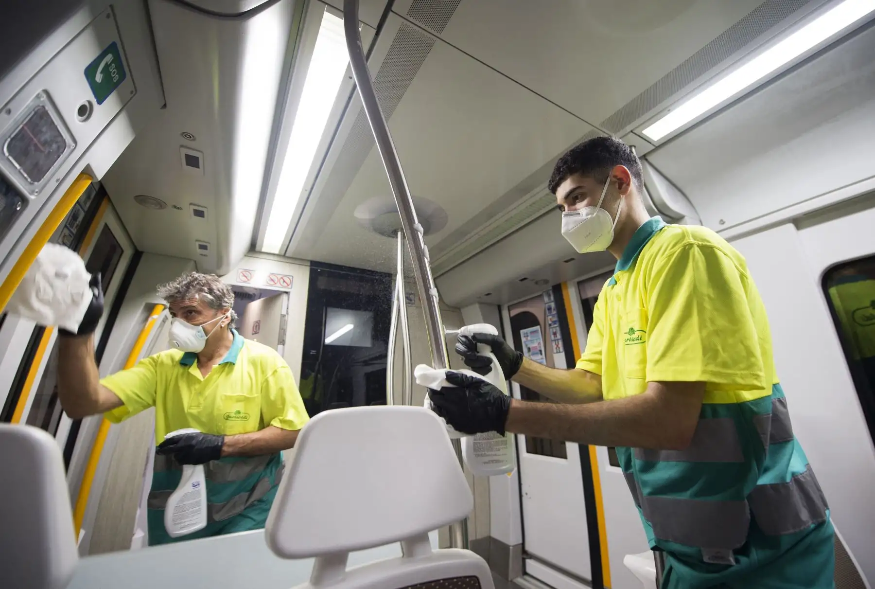 Los empleados realizan una desinfección de un tren de la compañía ferroviaria vasca Euskotren en la ciudad vasca española de Irún el 7 de mayo de 2020, en medio de un cierre nacional para prevenir la propagación de la enfermedad COVID-19. Foto: AFP