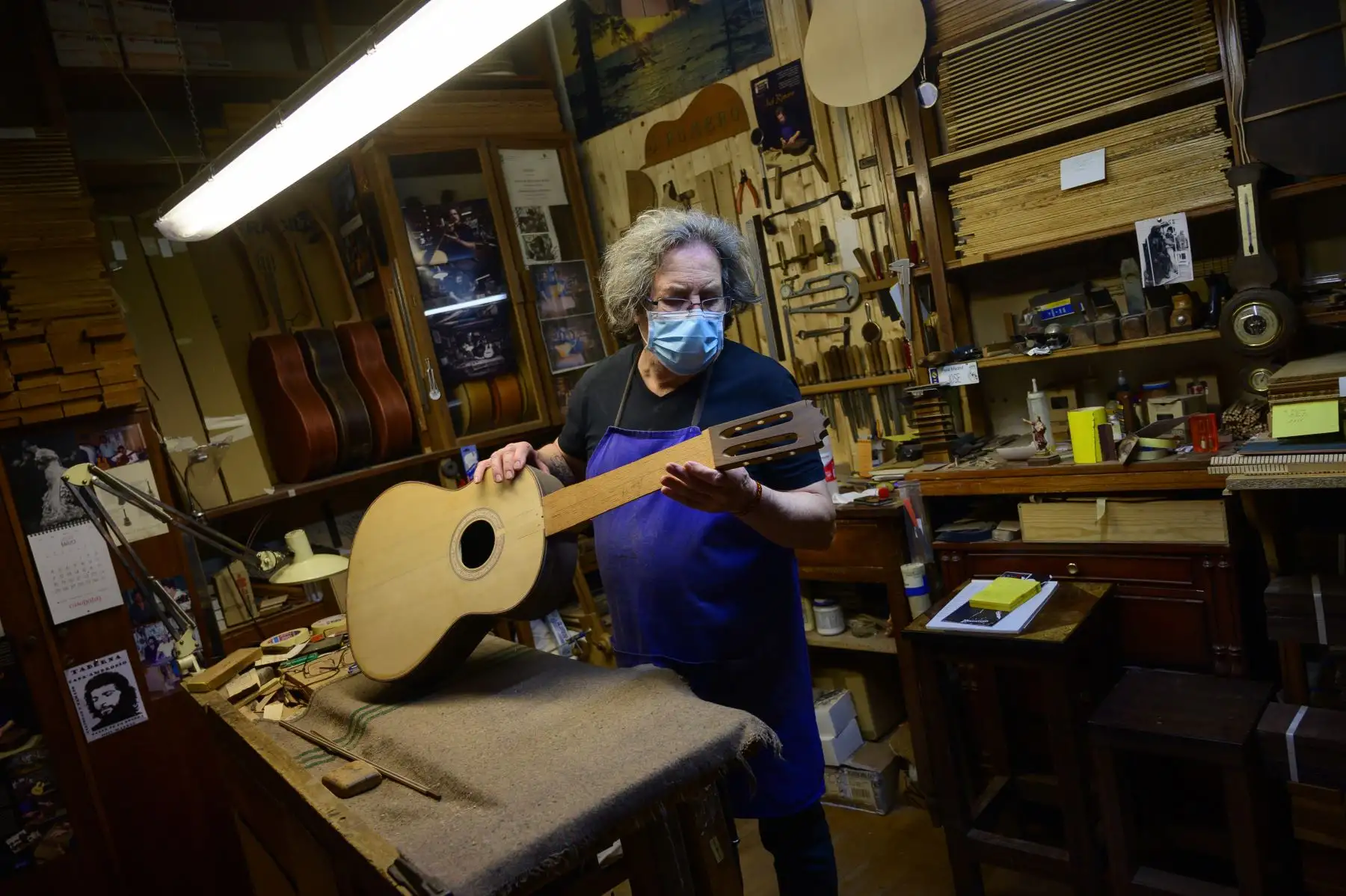 El fabricante de guitarras flamencas, el luthier español José Romero, trabaja en su taller en Madrid, el 8 de mayo de 2020, mientras España se prepara para aliviar sus duras medidas de bloqueo para evitar la propagación de la enfermedad COVID-19. Foto: AFP