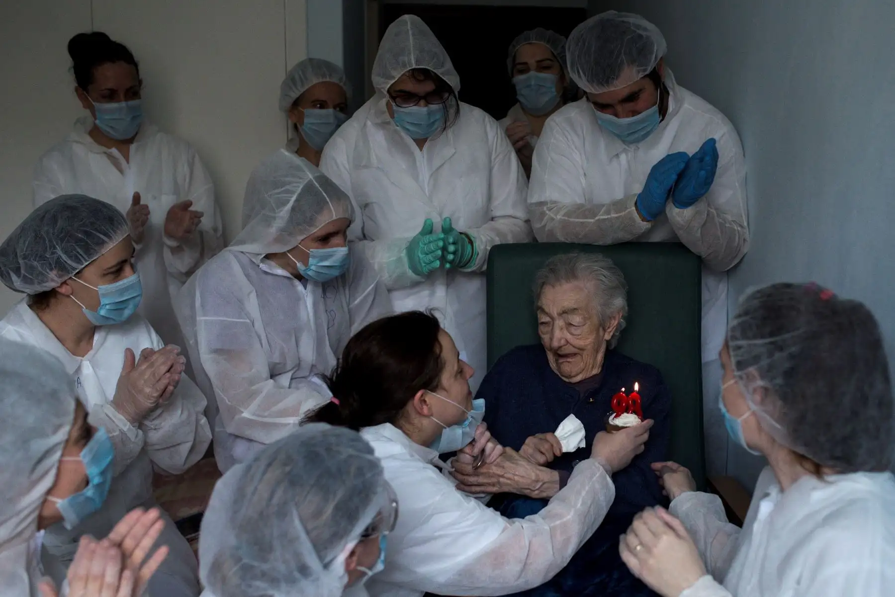 En la imagen, las trabajadoras de la residencia San Carlos de Celanova celebran el cumpleaños de Elena Pérez, de 98 años. Foto: EFE