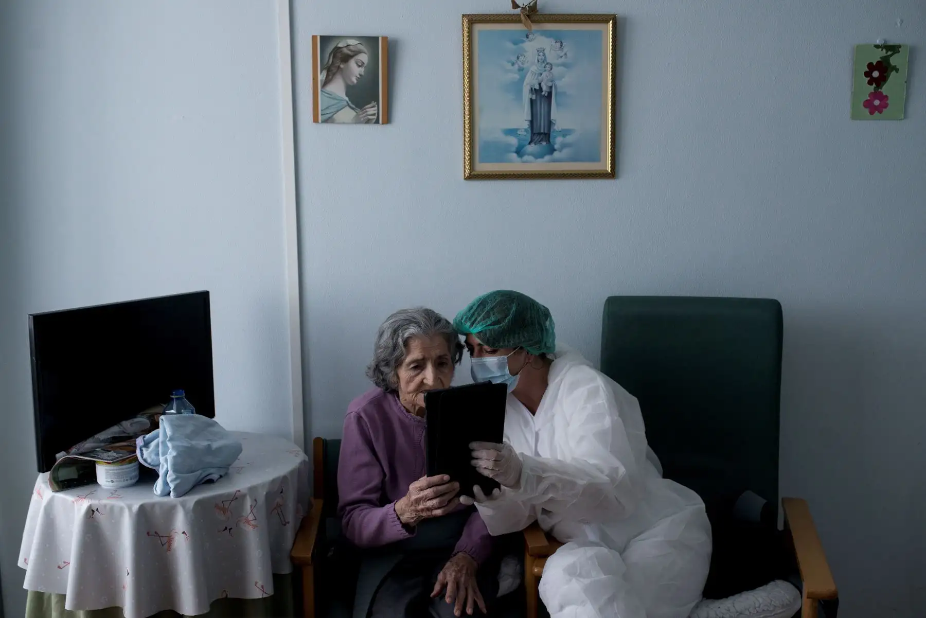 En la imagen, María López, de 100 años, realiza una videollamada con su familia que vive en Canadá. Esta residente dio positivo en coronavirus y fue trasladada a la residencia integrada de Baños de Molgas. Foto: EFE