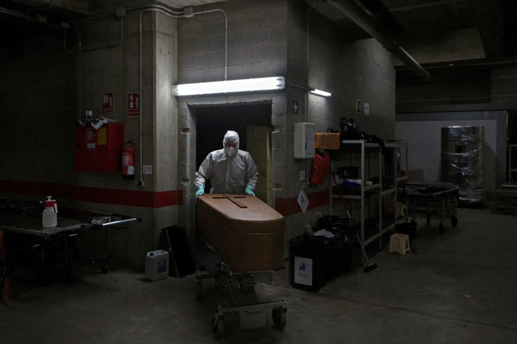 España registró en las últimas 24 horas un ligero repunte de muertos por coronavirus, con 229, desde los 213 de la jornada precedente, así como de nuevos casos, con 1.095 contagios diarios, informó este viernes el Ministerio de Sanidad. Foto: EFE