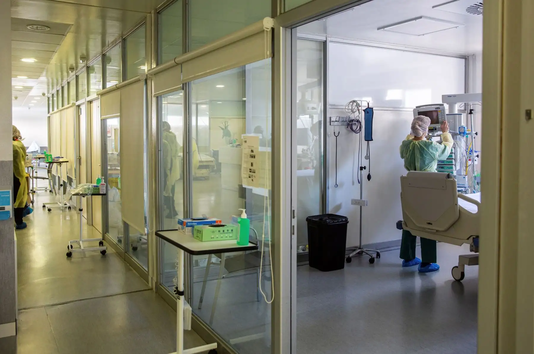 España registró en las últimas 24 horas un ligero repunte de muertos por coronavirus, con 229, desde los 213 de la jornada precedente, así como de nuevos casos, con 1.095 contagios diarios, informó este viernes el Ministerio de Sanidad. Foto: EFE