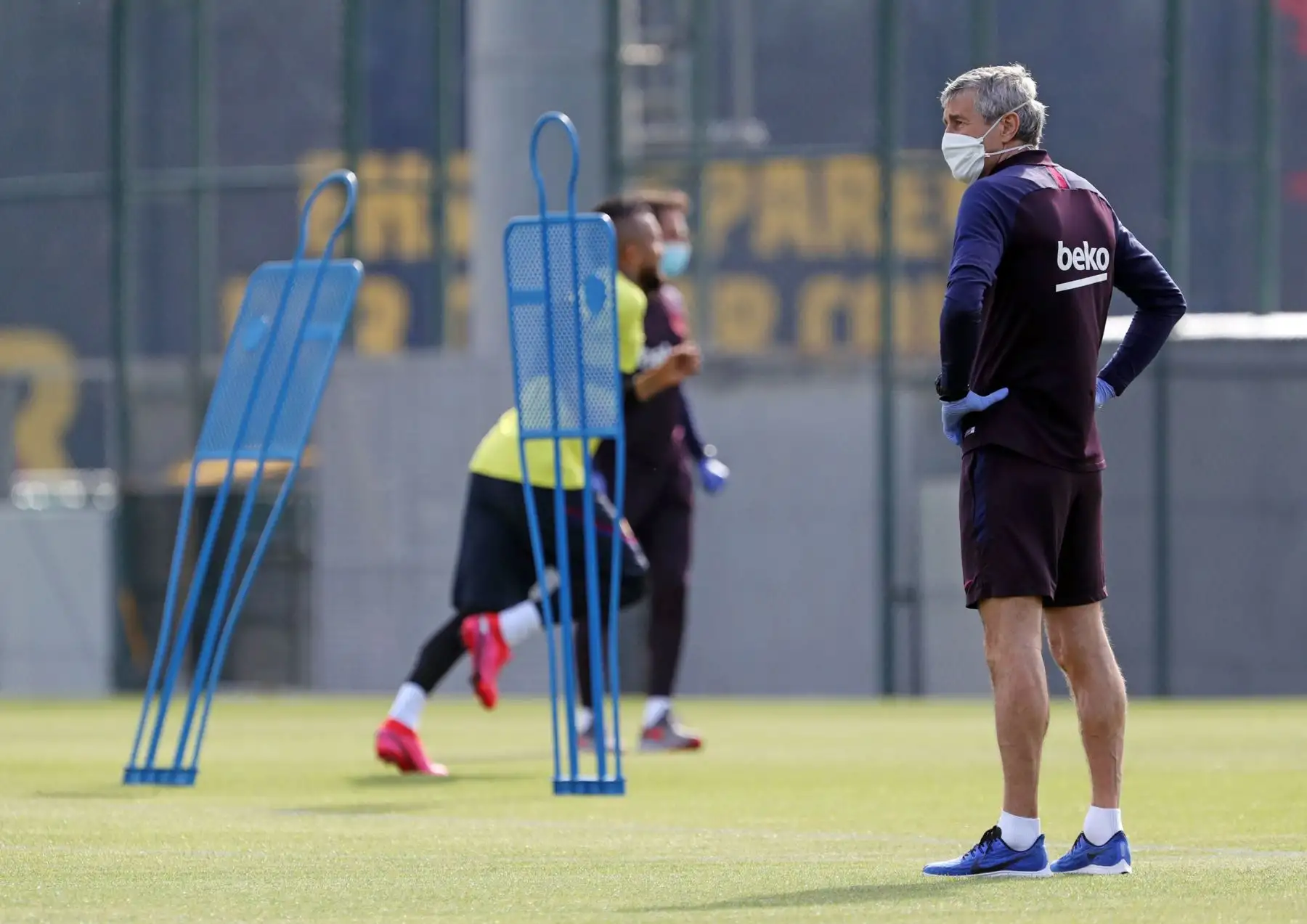 El entrenador español de Barcelona, Quique Setien, usa una máscara facial mientras asiste a una sesión de entrenamiento del club Barcelona F.C. Foto: AFP
