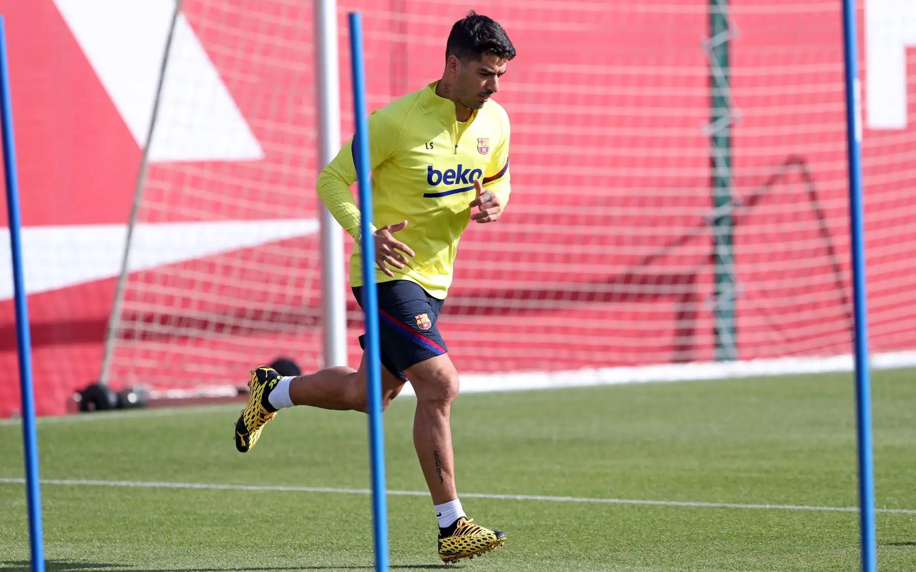 El delantero uruguayo del FC Barcelona, Luis Suárez, en la Ciudad Deportiva Joan Gamper, durante los entrenamientos individuales que la plantilla azulgrana ha comenzado este viernes para volver a la competición, tras 56 días de confinamiento y haber dado negativo en los test de coronavirus realizados el pasado miércoles. Foto: EFE