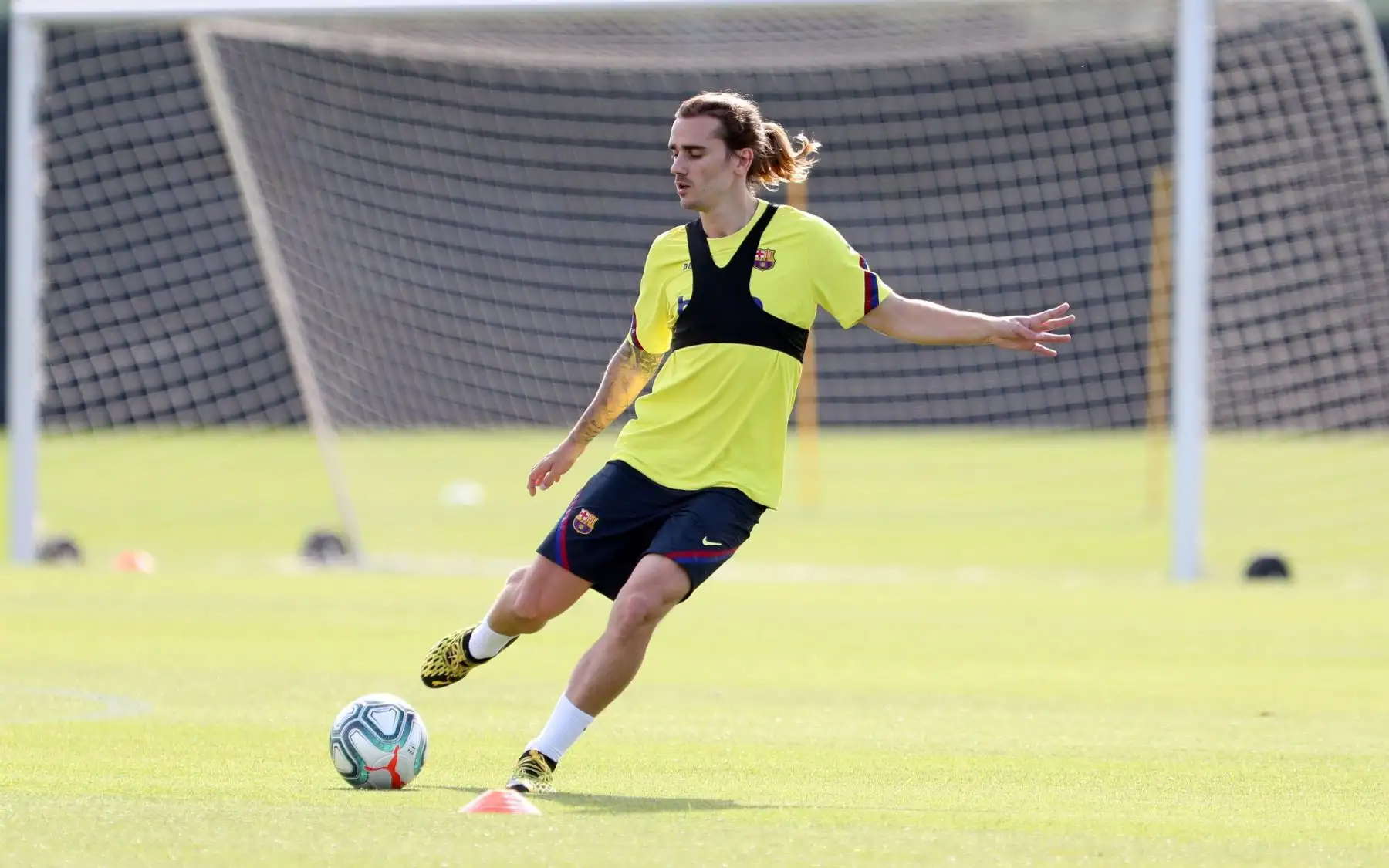 El delantero francés del FC Barcelona, Antoine Griezmann, en la Ciudad Deportiva Joan Gamper, durante los entrenamientos individuales que la plantilla azulgrana ha comenzado este viernes para volver a la competición, tras 56 días de confinamiento y haber dado negativo en los test de coronavirus realizados el pasado miércoles. Foto: AFP