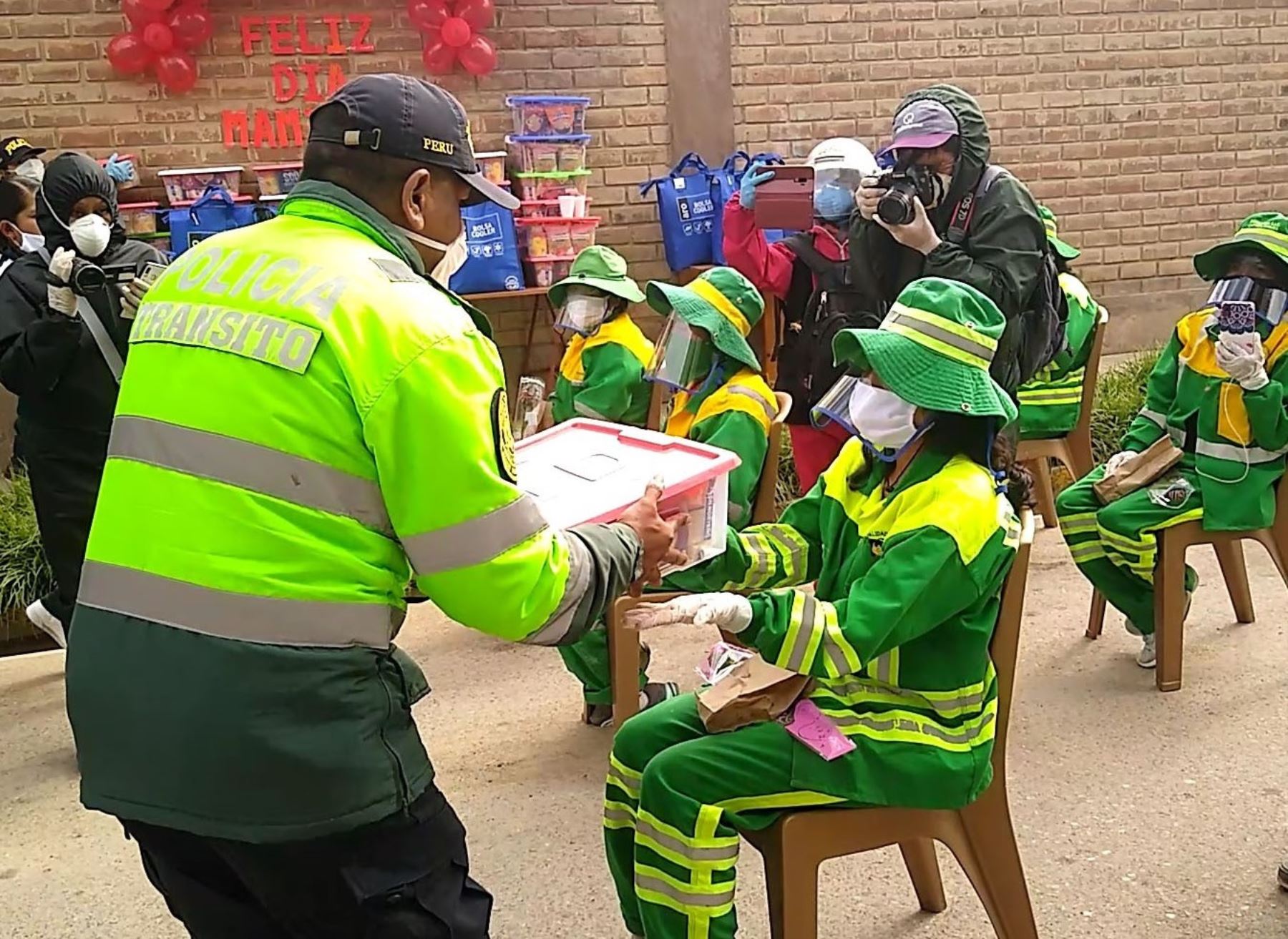 Policía entrega regalos y rinde homenaje por el Día de la Madre a más de 60 trabajadoras de limpieza de Huancayo. ANDINA/Difusión