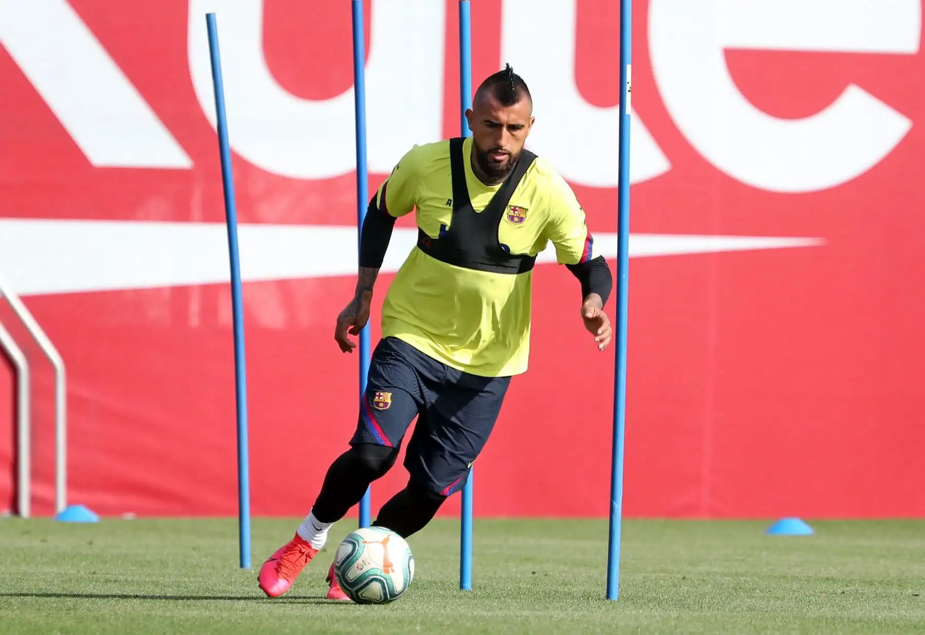 El centrocampista chileno del FC Barcelona, Arturo Vidal, en la Ciudad Deportiva Joan Gamper, durante los entrenamientos individuales que la plantilla azulgrana ha comenzado este viernes para volver a la competición, tras 56 días de confinamiento y haber dado negativo en los test de coronavirus realizados el pasado miércoles. Foto: AFP