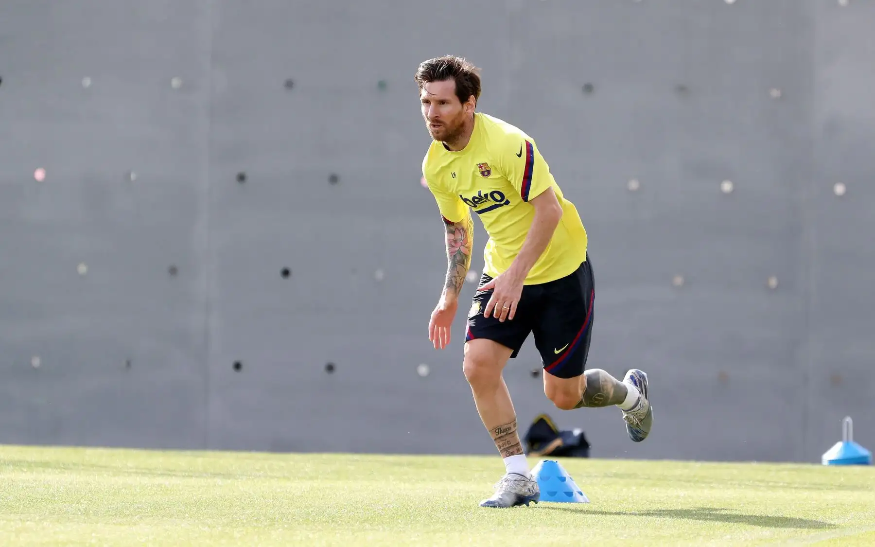 El delantero argentino del FC Barcelona, Leo Messi, en la Ciudad Deportiva Joan Gamper, durante los entrenamientos individuales que la plantilla azulgrana ha comenzado este viernes para volver a la competición, tras 56 días de confinamiento y haber dado negativo en los test de coronavirus realizados el pasado miércoles. Foto: AFP