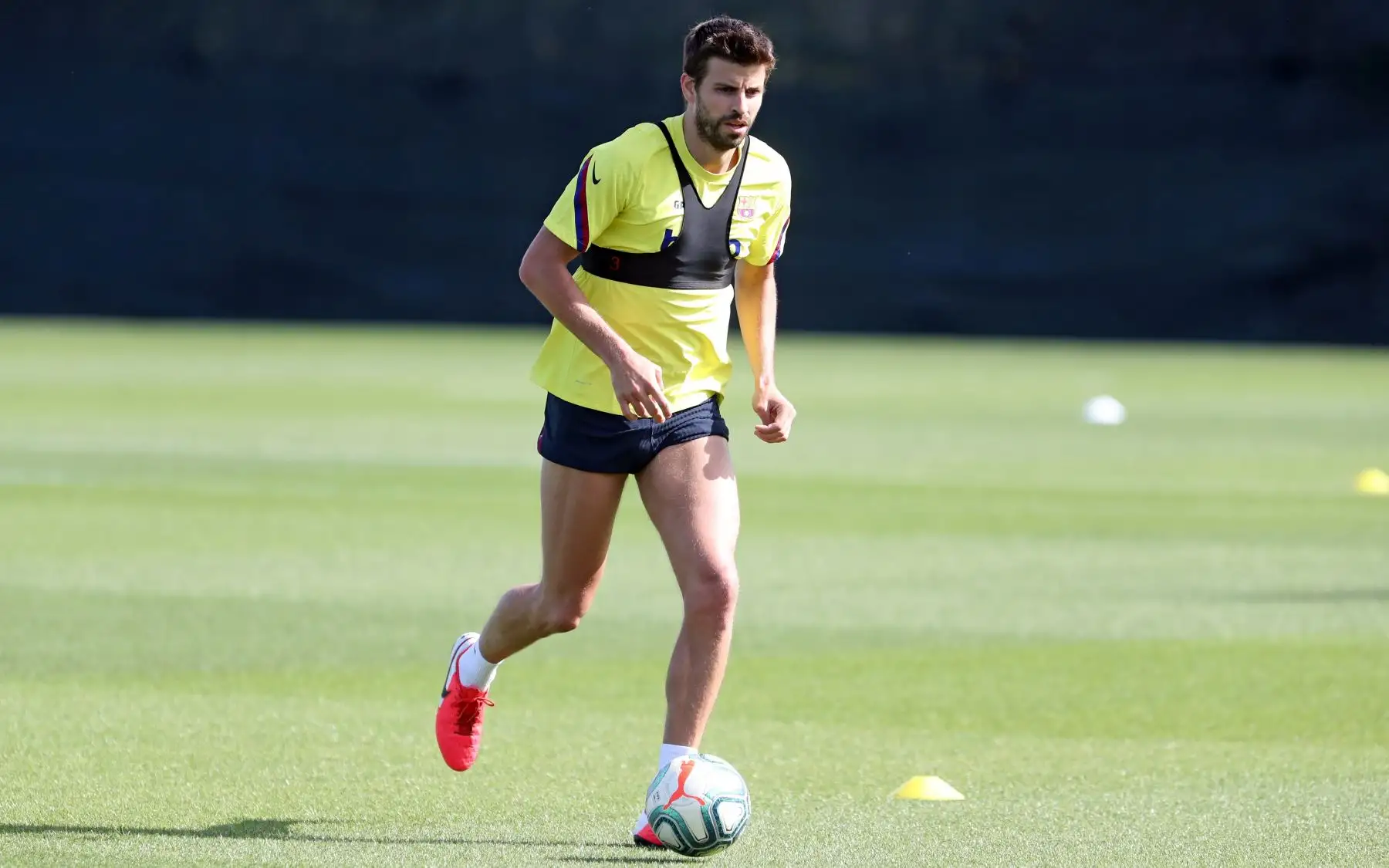 El central español del FC Barcelona, Gerard Piqué, en la Ciudad Deportiva Joan Gamper, durante los entrenamientos individuales que la plantilla azulgrana ha comenzado este viernes para volver a la competición, tras 56 días de confinamiento y haber dado negativo en los test de coronavirus realizados el pasado miércoles. Foto: EFE