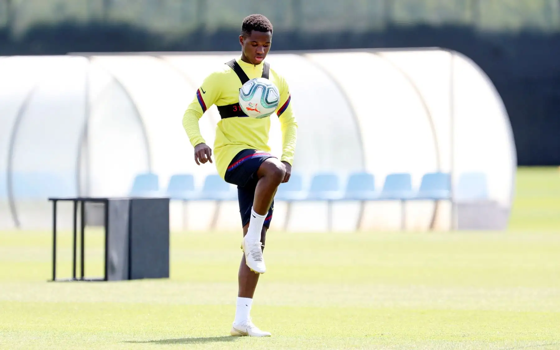 El delantero hispano-bisauguineano​ del FC Barcelona, Ansu Fati, en la Ciudad Deportiva Joan Gamper, durante los entrenamientos individuales que la plantilla azulgrana ha comenzado este viernes para volver a la competición, tras 56 días de confinamiento y haber dado negativo en los test de coronavirus realizados el pasado miércoles. Foto: EFE