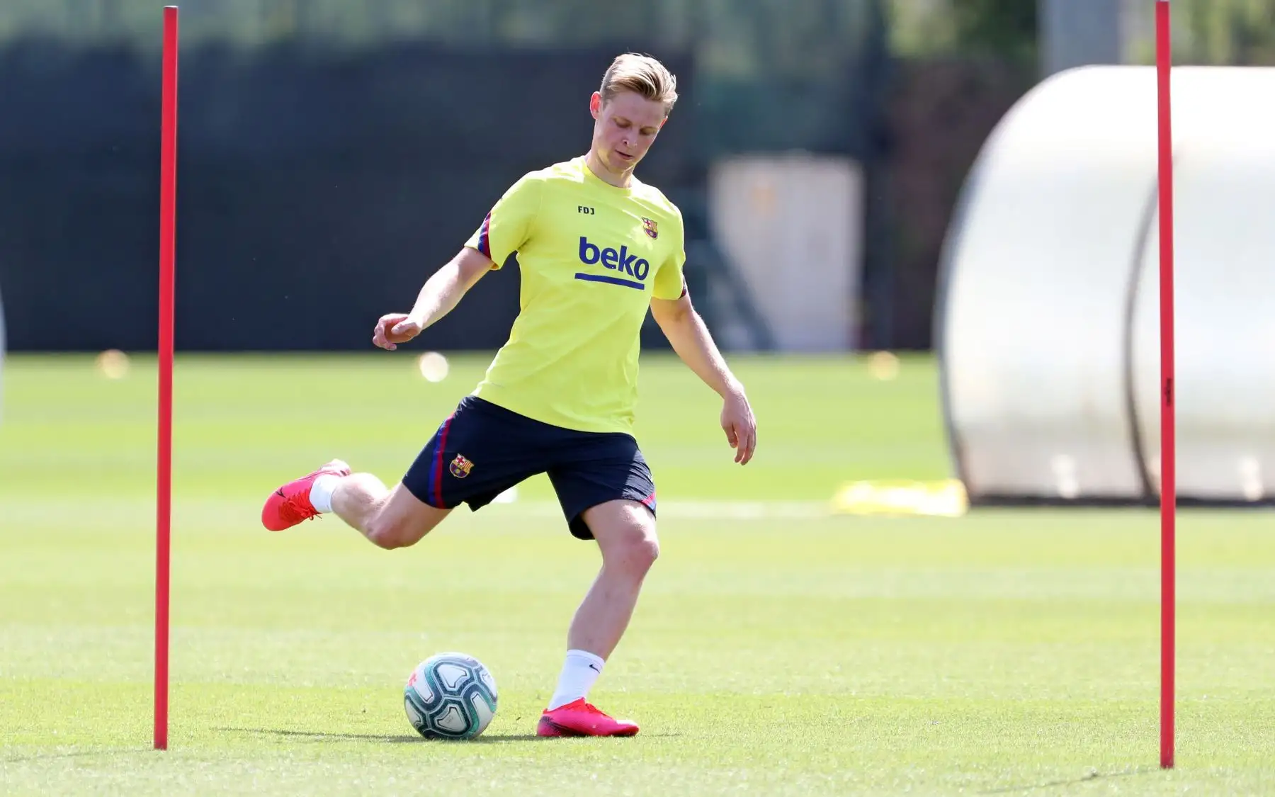 El centrocampista holandés del FC Barcelona, Frenkie de Jong, en la Ciudad Deportiva Joan Gamper, durante los entrenamientos individuales que la plantilla azulgrana ha comenzado este viernes para volver a la competición, tras 56 días de confinamiento y haber dado negativo en los test de coronavirus realizados el pasado miércoles. Foto: EFE