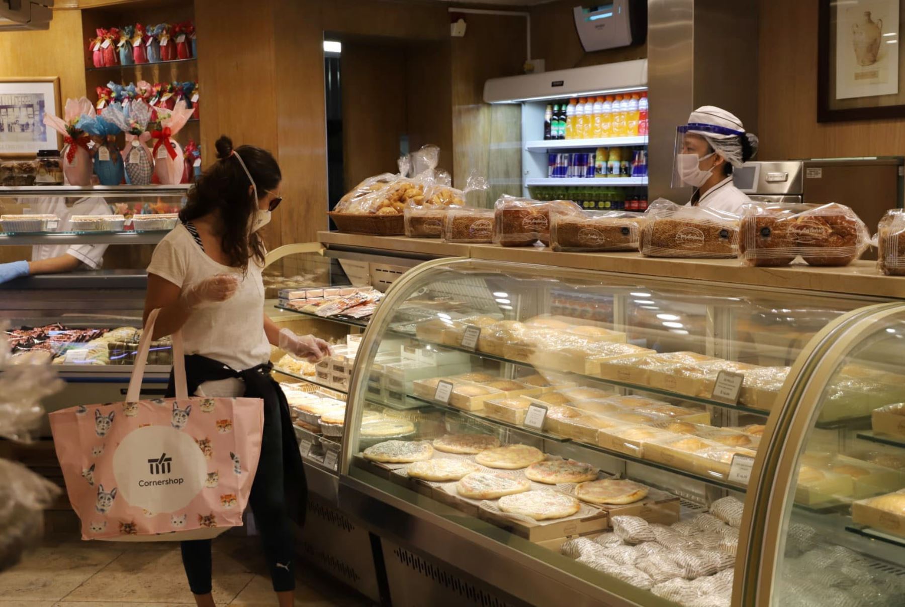 Conocida pastelería San Antonio reconvierte su negocio de cafetería en un Mini Market. ANDINA/Difusión