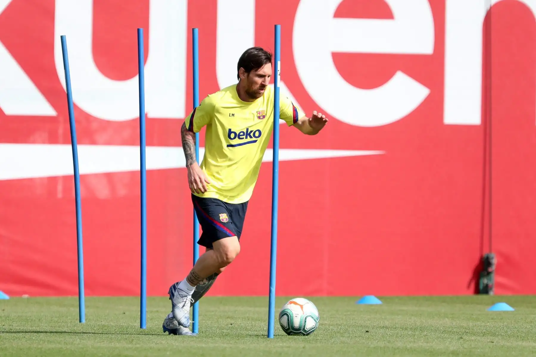 El delantero argentino del FC Barcelona, Leo Messi, en la Ciudad Deportiva Joan Gamper, durante los entrenamientos individuales que la plantilla azulgrana ha comenzado este viernes para volver a la competición, tras 56 días de confinamiento y haber dado negativo en los test de coronavirus realizados el pasado miércoles. Foto: AFP