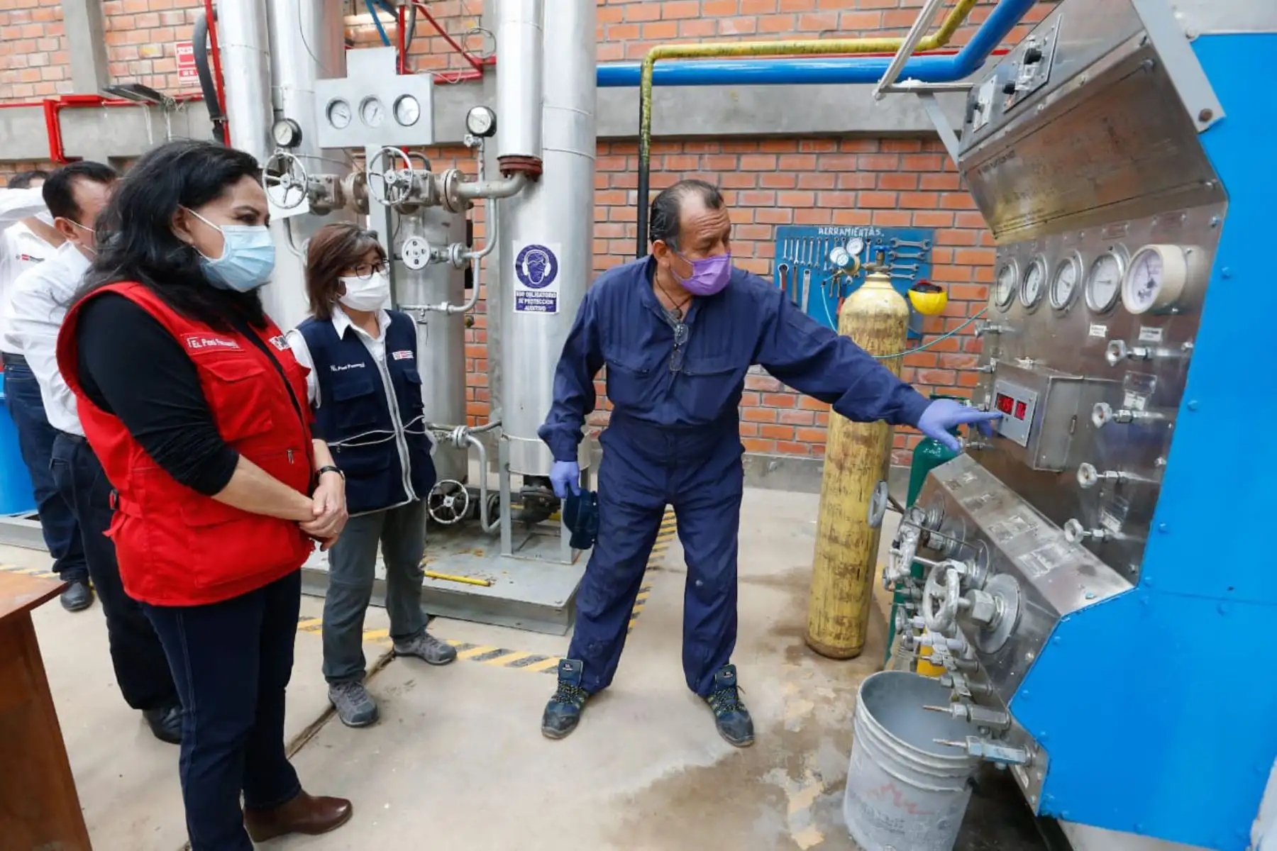 Ministra de la Mujer, Gloria Montenegro y Viceministra de Salud Pública, Nancy Zerpa, supervisan la planta Oxiselva de Pucallpa, con el objetivo de asegurar el suministro de oxígeno medicinal a hospitales y pacientes.
Foto: Minsa