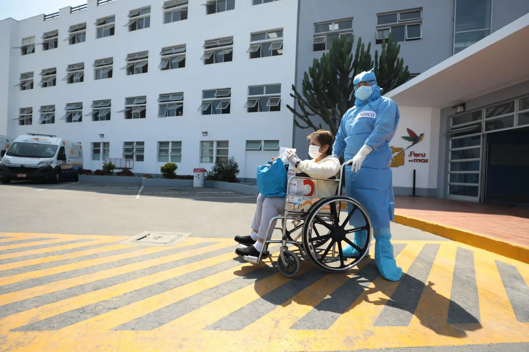 Dan de Alta a ciudadanos que vencieron al Covid-19 en el hospital San Isidro Labrador.
Foto: Essalud