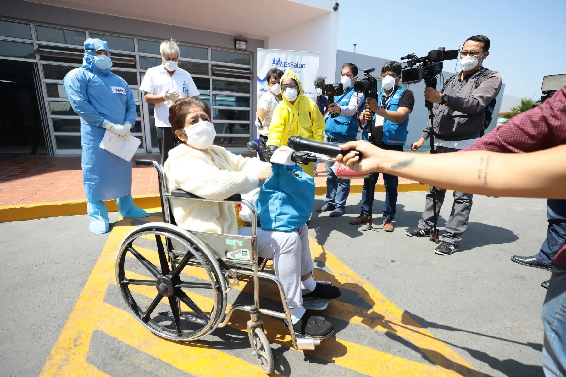 Dan de Alta a ciudadanos que vencieron al Covid-19 en el hospital San Isidro Labrador.
Foto: Essalud