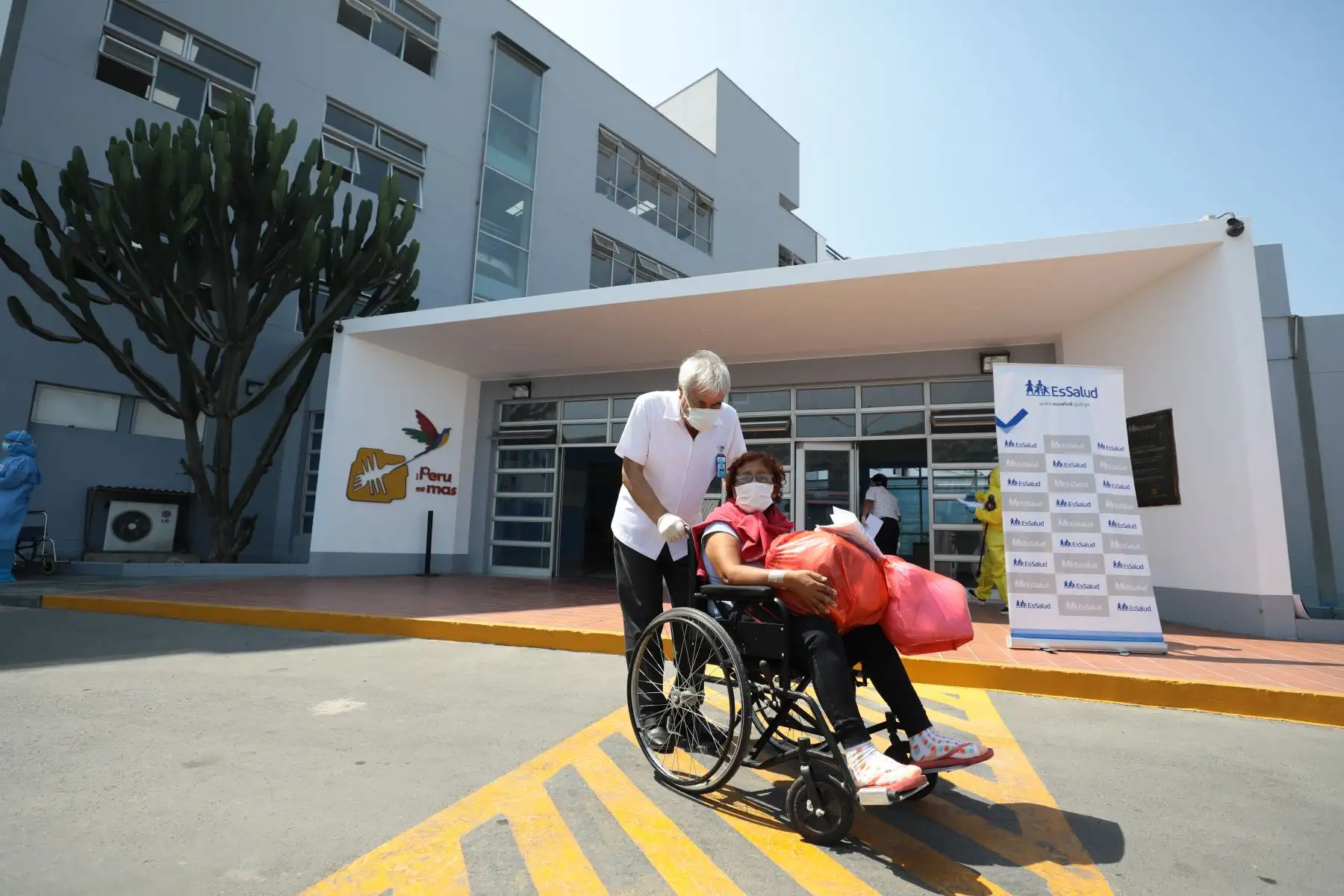 Dan de Alta a ciudadanos que vencieron al Covid-19 en el hospital San Isidro Labrador.
Foto: Essalud