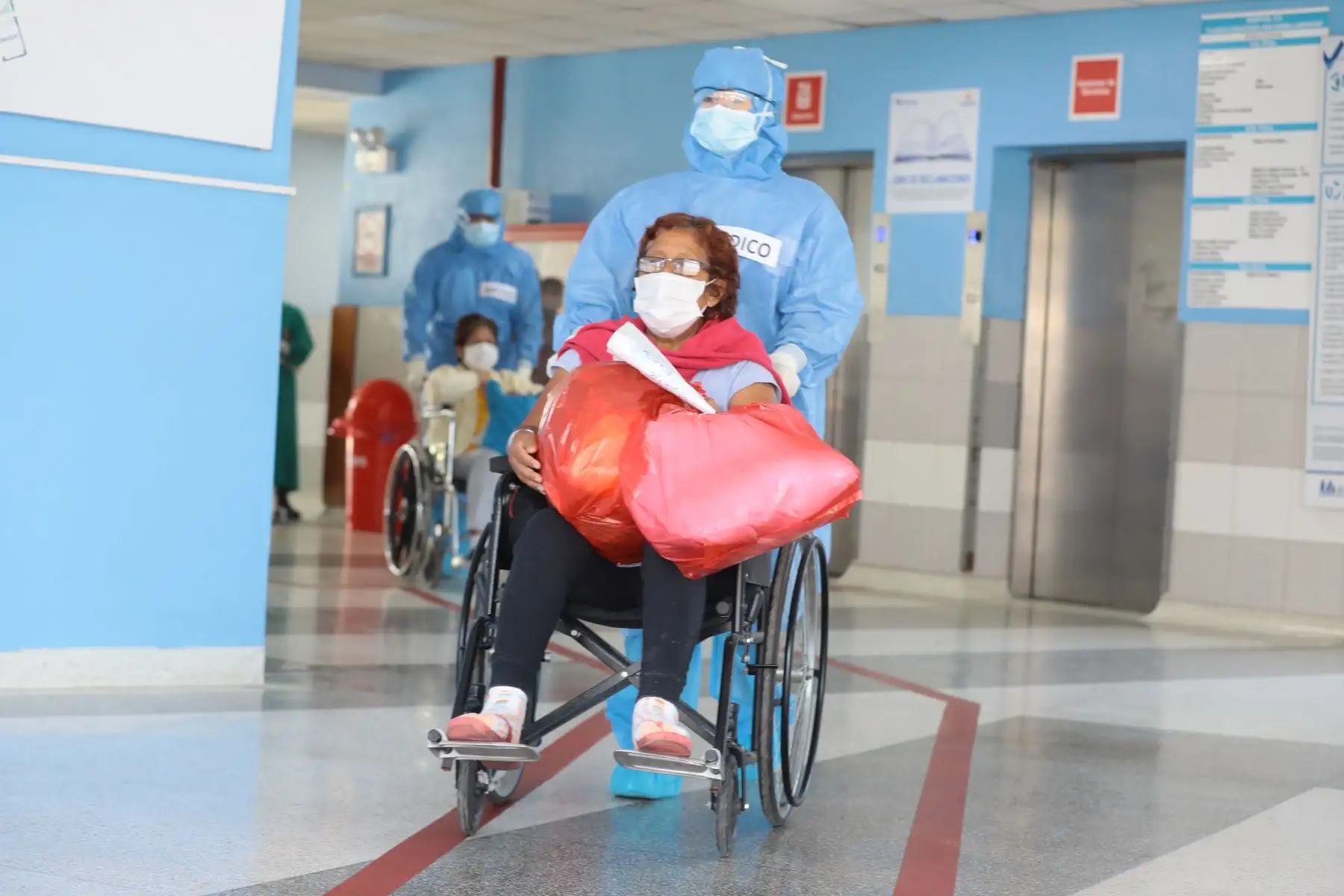 Dan de Alta a ciudadanos que vencieron al Covid-19 en el hospital San Isidro Labrador.
Foto: Essalud