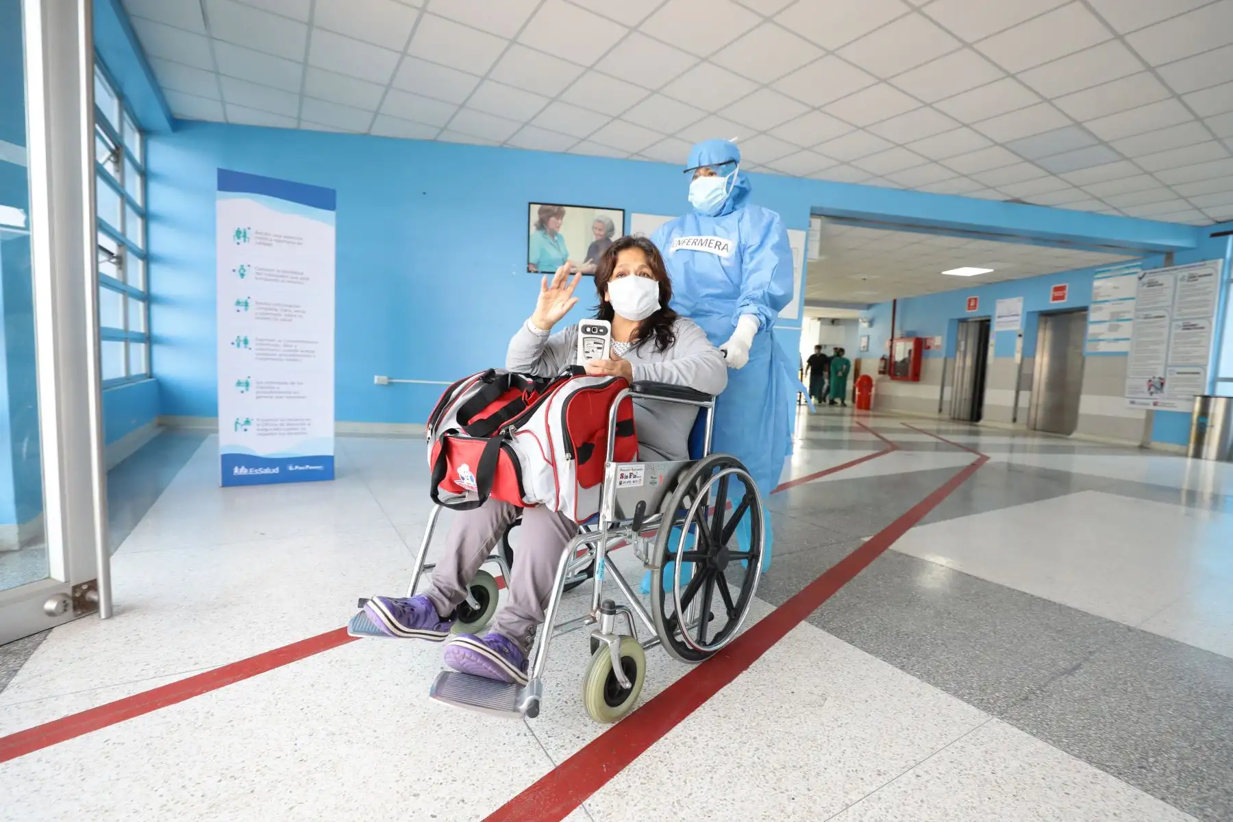 Dan de Alta a ciudadanos que vencieron al Covid-19 en el hospital San Isidro Labrador.
Foto: Essalud