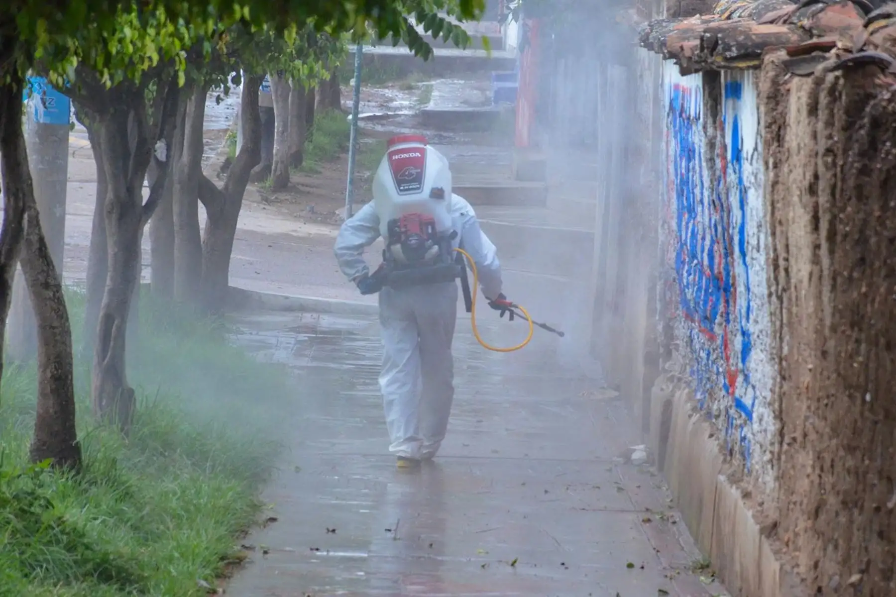 Con el fin de disminuir los riegos de contagio de coronavirus, personal de la Municipalidad Provincial de Huanta ejecuta trabajos de desinfección en los alrededores de la avenida Castilla, donde se tuvo participación de vecinos de la zona. Foto: ANDINA/Municipalidad de Huanta