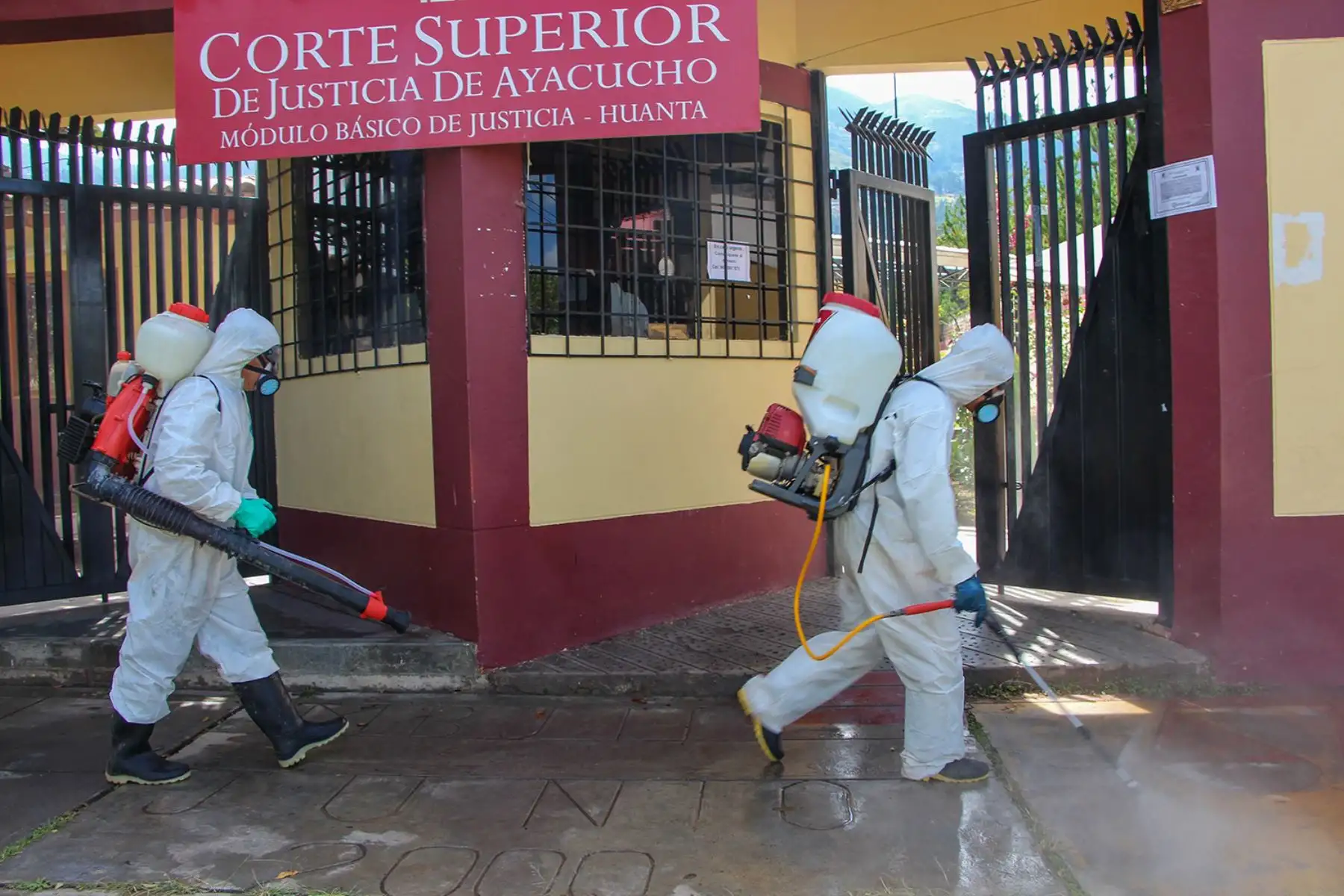 Con el fin de disminuir los riegos de contagio de coronavirus, personal de la Municipalidad Provincial de Huanta ejecuta trabajos de desinfección en los alrededores de la avenida Castilla, donde se tuvo participación de vecinos de la zona. Foto: ANDINA/Municipalidad de Huanta