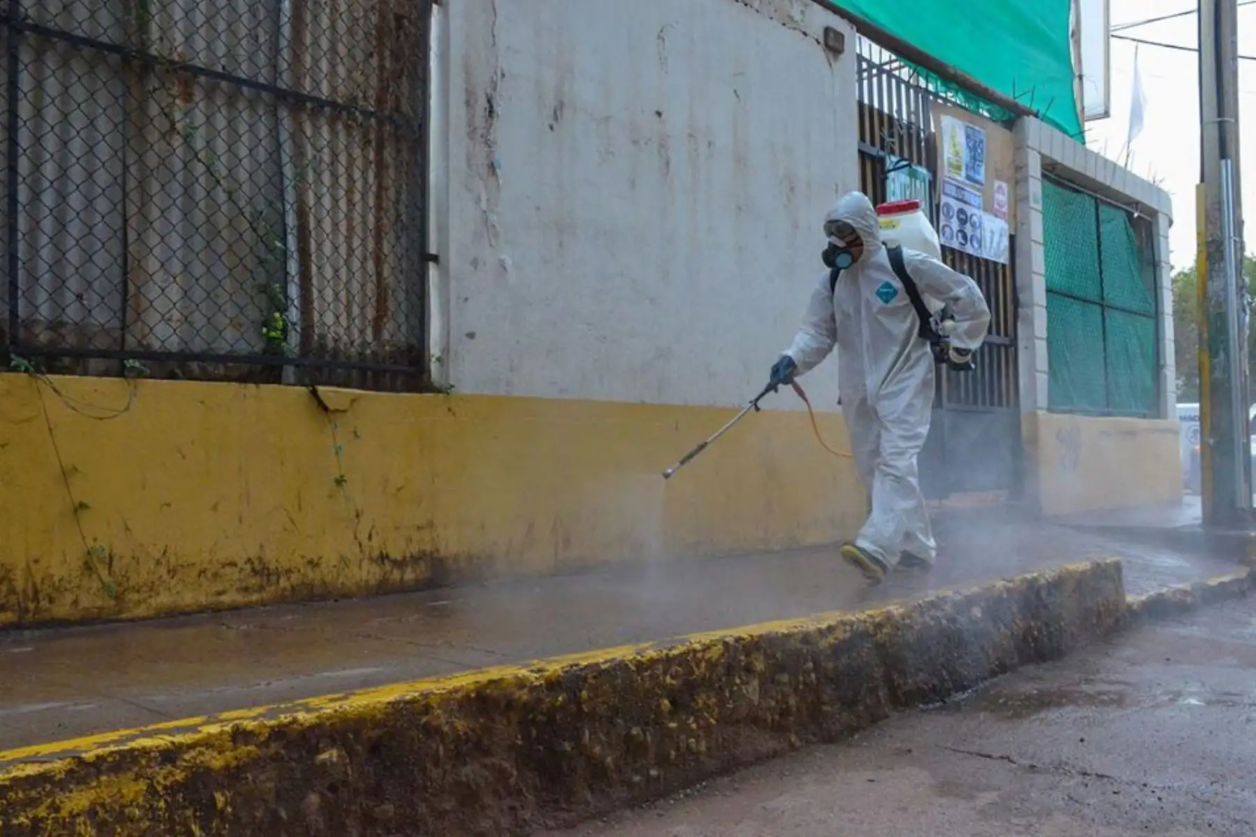 Con el fin de disminuir los riegos de contagio de coronavirus, personal de la Municipalidad Provincial de Huanta ejecuta trabajos de desinfección en los alrededores de la avenida Castilla, donde se tuvo participación de vecinos de la zona. Foto: ANDINA/Municipalidad de Huanta