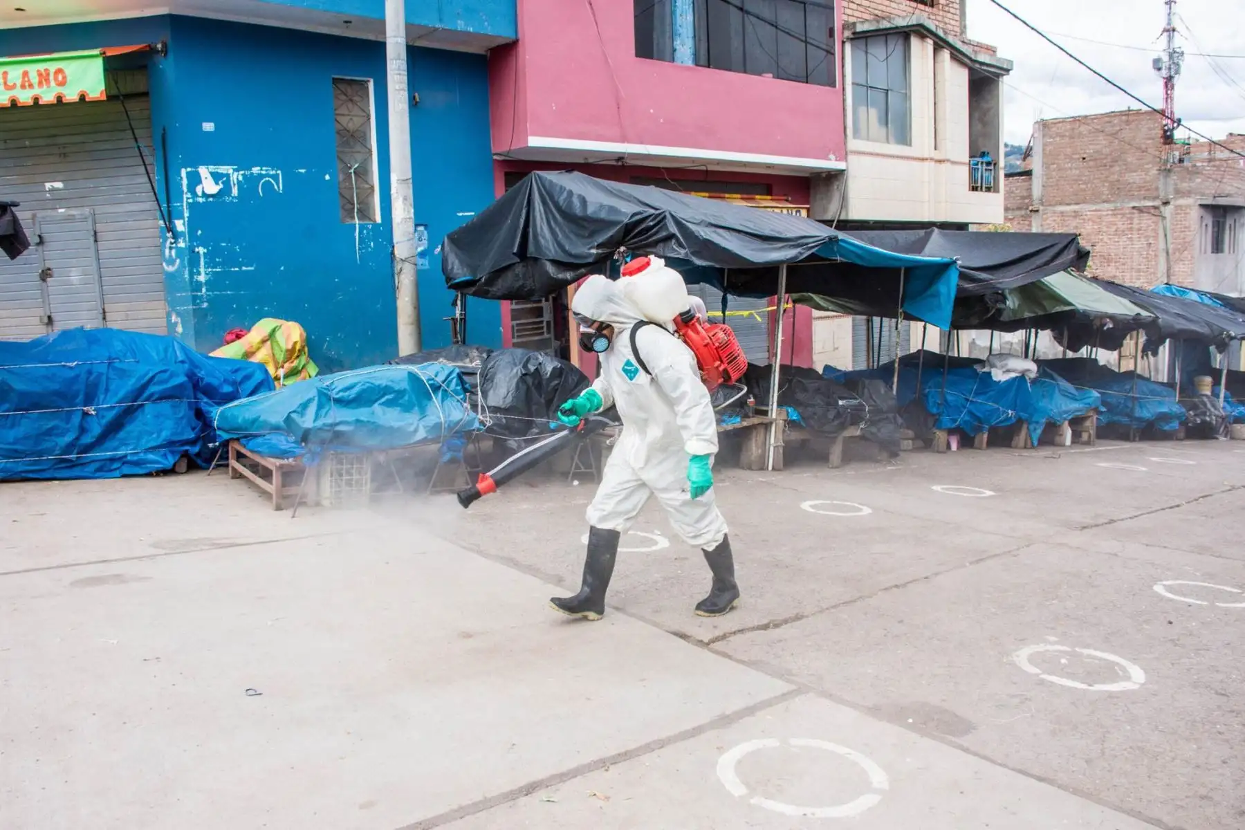 Con el fin de disminuir los riegos de contagio de coronavirus, personal de la Municipalidad Provincial de Huanta ejecuta trabajos de desinfección, en Mercado Central, mercados mayoristas y los mercados itinerantes de Nueva Jerusalén, Castropampa, Uyuvirca y  San Juan de Miraflores, entre otros. Foto: ANDINA/Municipalidad de Huanta