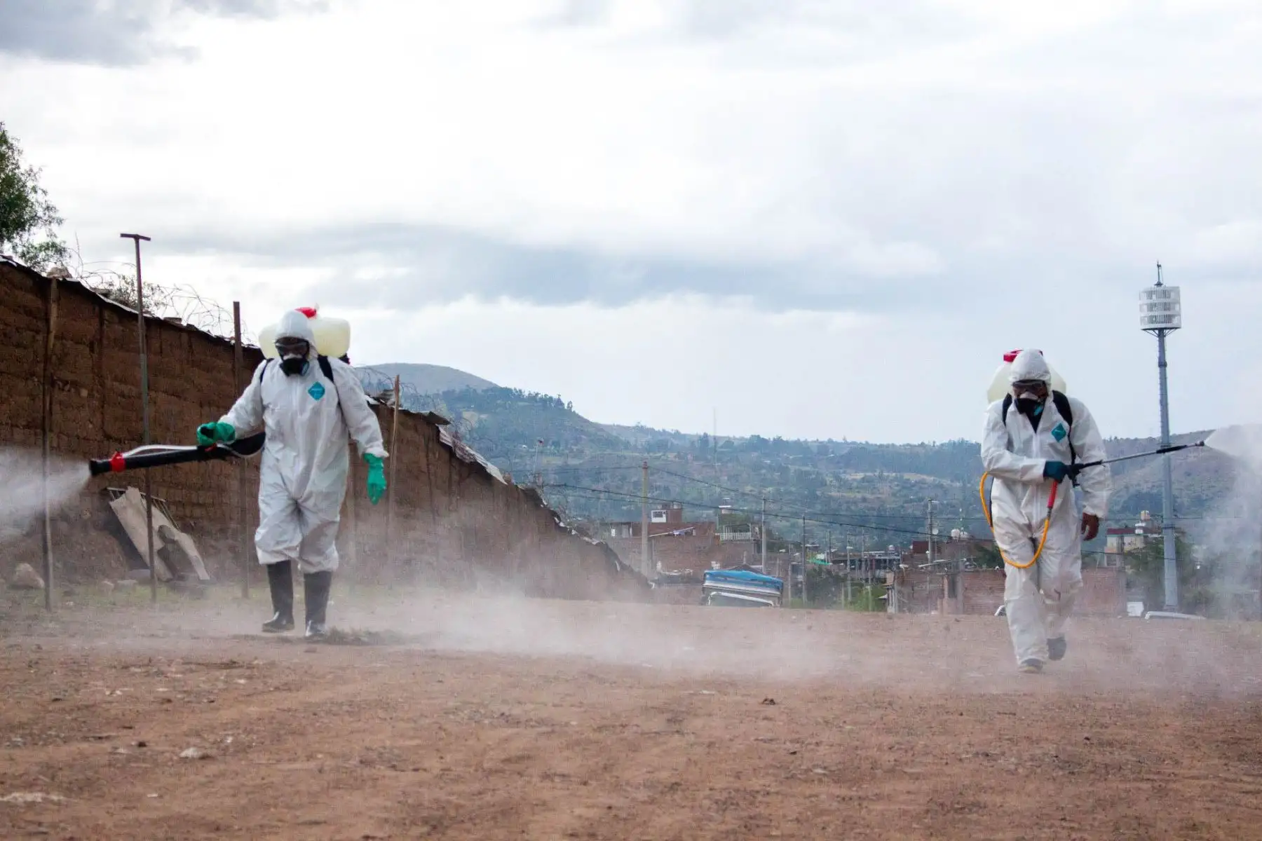 Con el fin de disminuir los riegos de contagio de coronavirus, personal de la Municipalidad Provincial de Huanta ejecuta trabajos de desinfección, en Mercado Central, mercados mayoristas y los mercados itinerantes de Nueva Jerusalén, Castropampa, Uyuvirca y  San Juan de Miraflores, entre otros. Foto: ANDINA/Municipalidad de Huanta