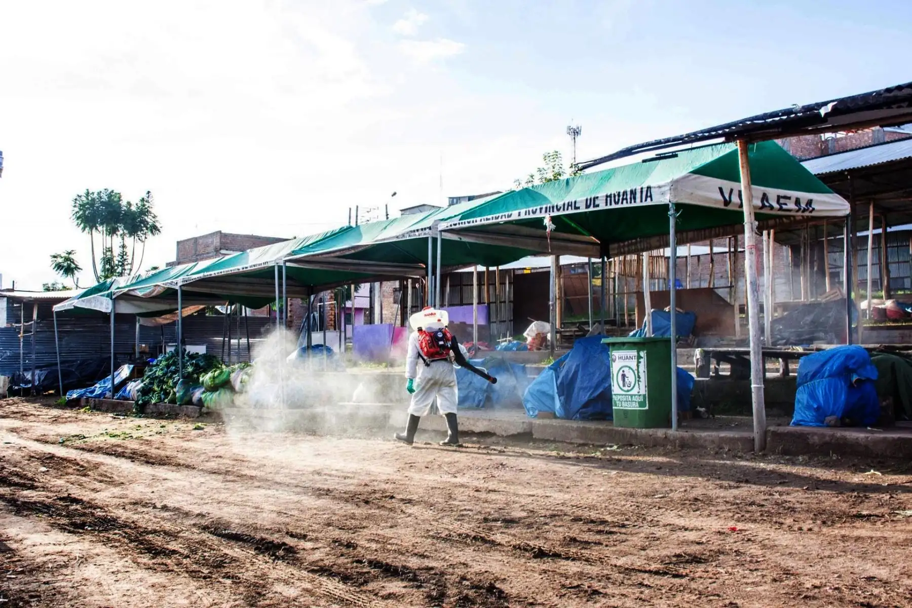 Con el fin de disminuir los riegos de contagio de coronavirus, personal de la Municipalidad Provincial de Huanta ejecuta trabajos de desinfección, en Mercado Central, mercados mayoristas y los mercados itinerantes de Nueva Jerusalén, Castropampa, Uyuvirca y  San Juan de Miraflores, entre otros. Foto: ANDINA/Municipalidad de Huanta