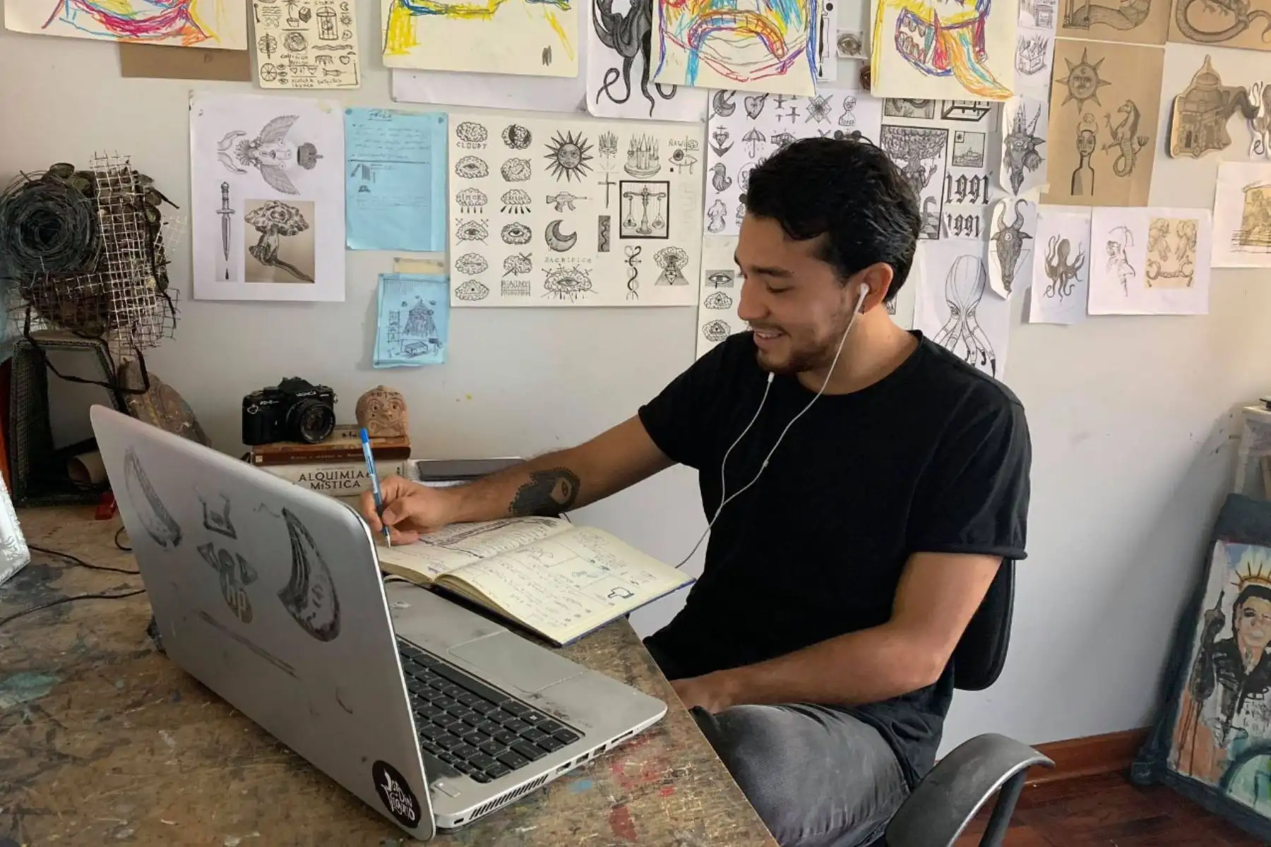 La Escuela Nacional de Bellas Artes entregó laptops a los alumnos que no tenían equipo para estudiar a distancia. ANDINA/Difusión