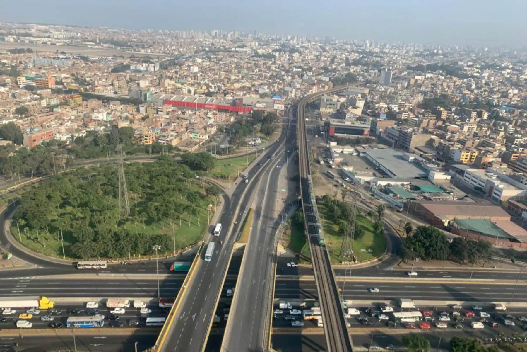 El jefe del Comando Conjunto de las Fuerzas Armadas, el comandante general de la Policía del Perú y  el alcalde de la Municipalidad de Surco sobrevuelan la ciudad de Lima para evaluar el cumplimiento de la población ante las medidas de aislamiento y restricción vehicular, observando aglomeración de personas en mercados.
Foto: Mindef