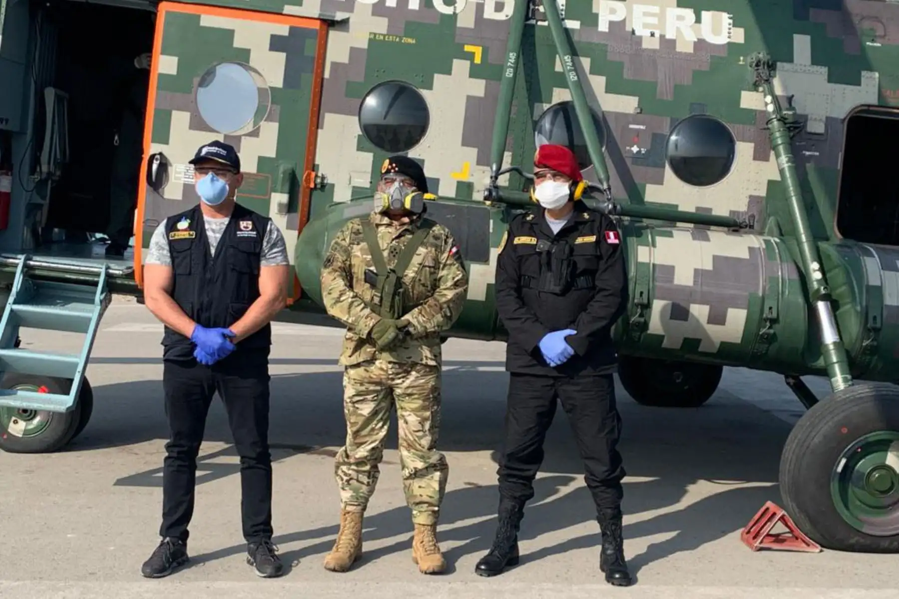 El jefe del Comando Conjunto de las Fuerzas Armadas, el comandante general de la Policía del Perú y  el alcalde de la Municipalidad de Surco sobrevuelan la ciudad de Lima para evaluar el cumplimiento de la población ante las medidas de aislamiento y restricción vehicular, observando aglomeración de personas en mercados.
Foto: Mindef