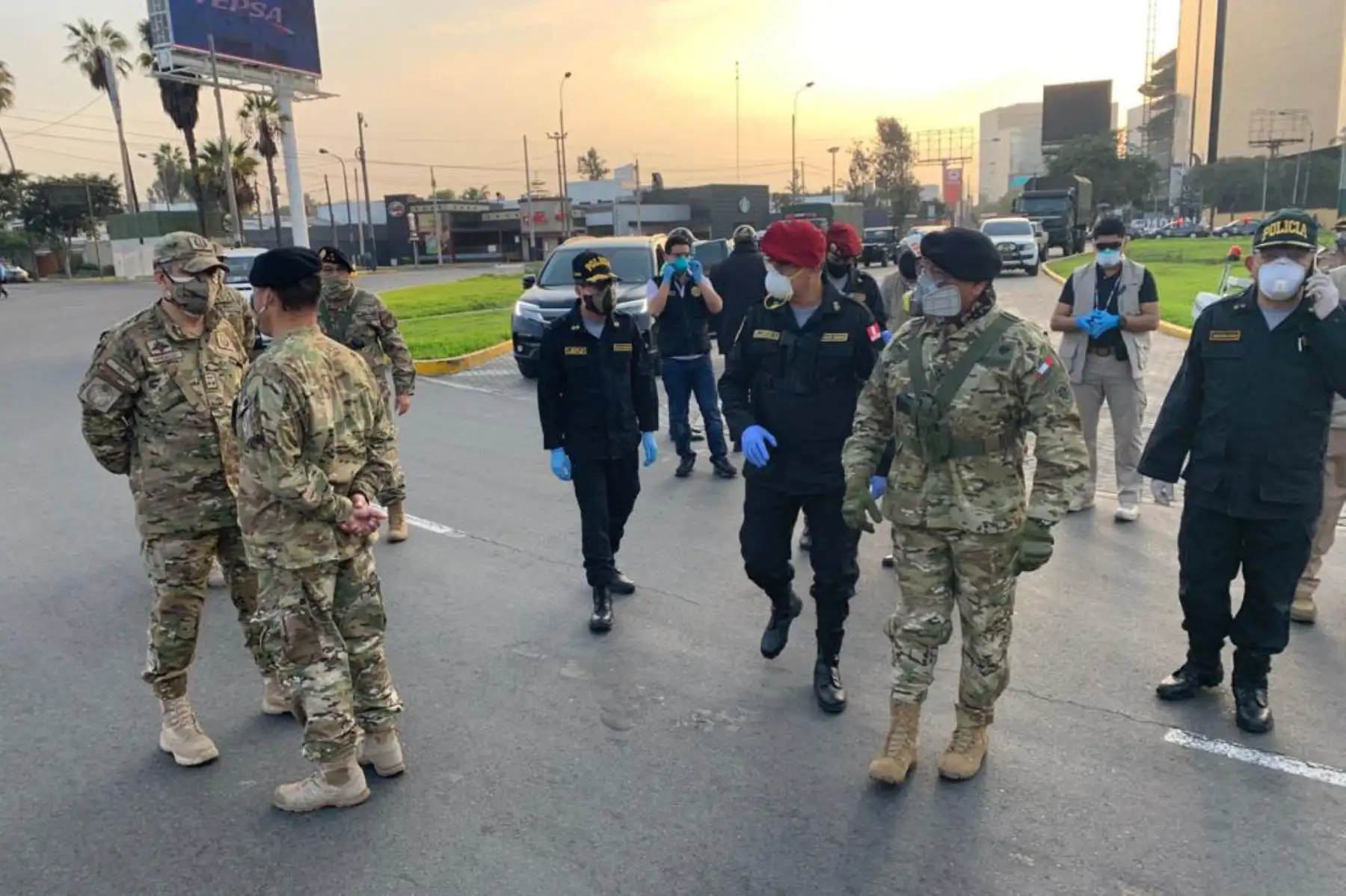 Las Fuerzas Armadas y la Policía del Perú realizan operativos de control simultáneos en Lima para constatar  las acciones para hacer cumplir las medidas de restricción.
Foto: Mindef