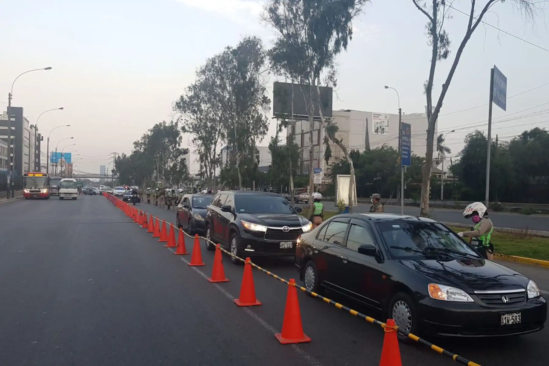 Las Fuerzas Armadas y la Policía del Perú realizan operativos de control simultáneos en Lima para constatar  las acciones para hacer cumplir las medidas de restricción.
Foto: Mindef