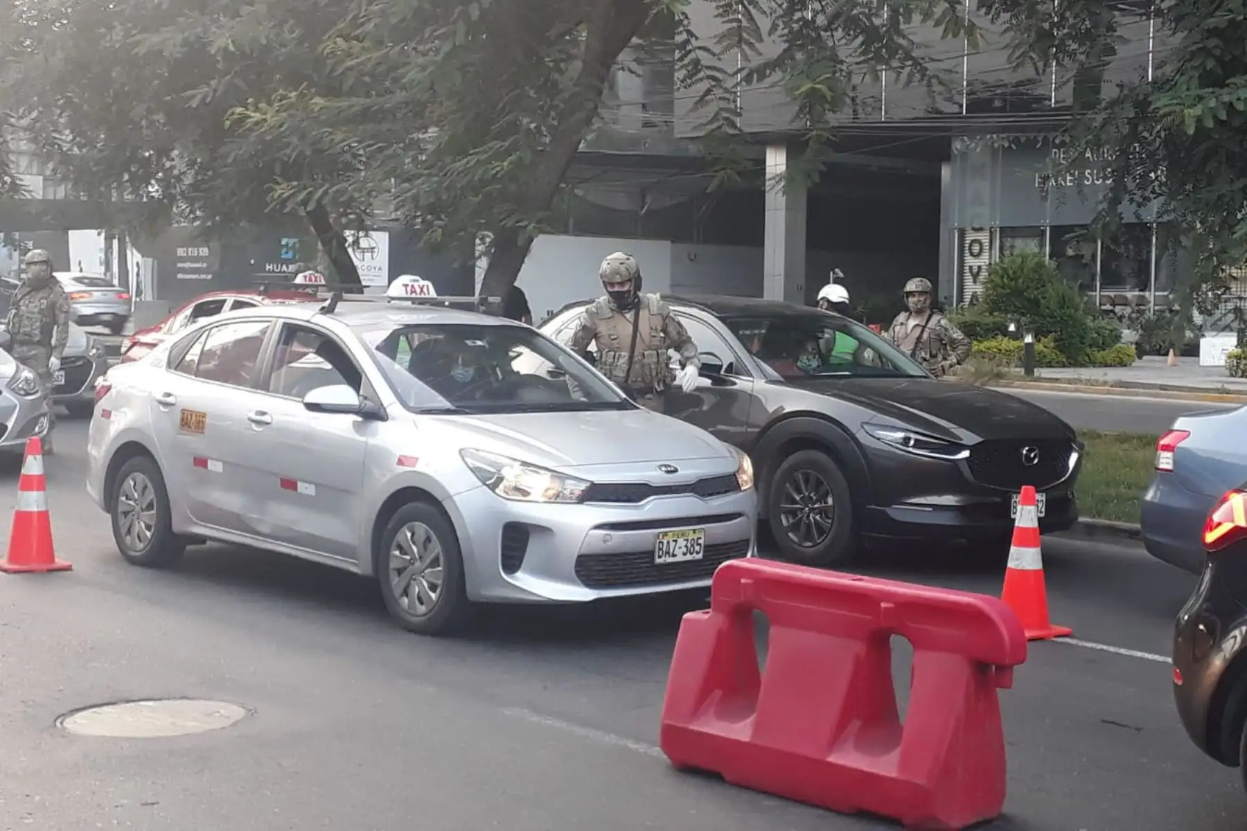 Las Fuerzas Armadas y la Policía del Perú realizan operativos de control simultáneos en Lima para constatar  las acciones para hacer cumplir las medidas de restricción.
Foto: Mindef