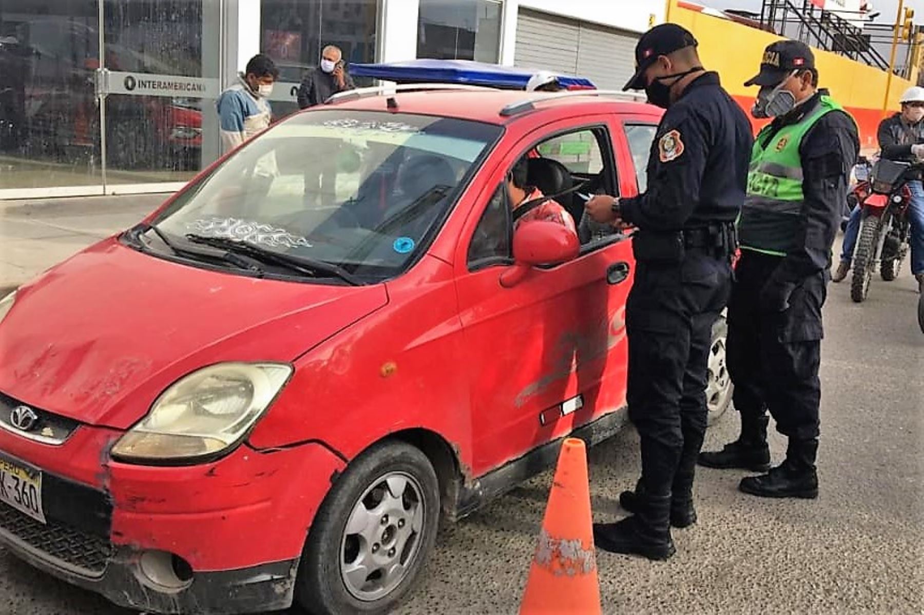 Agentes de la Policía y las Fuerzas Armadas realizaron operativo de control de peatones y conductores en el Cercado de Chiclayo.