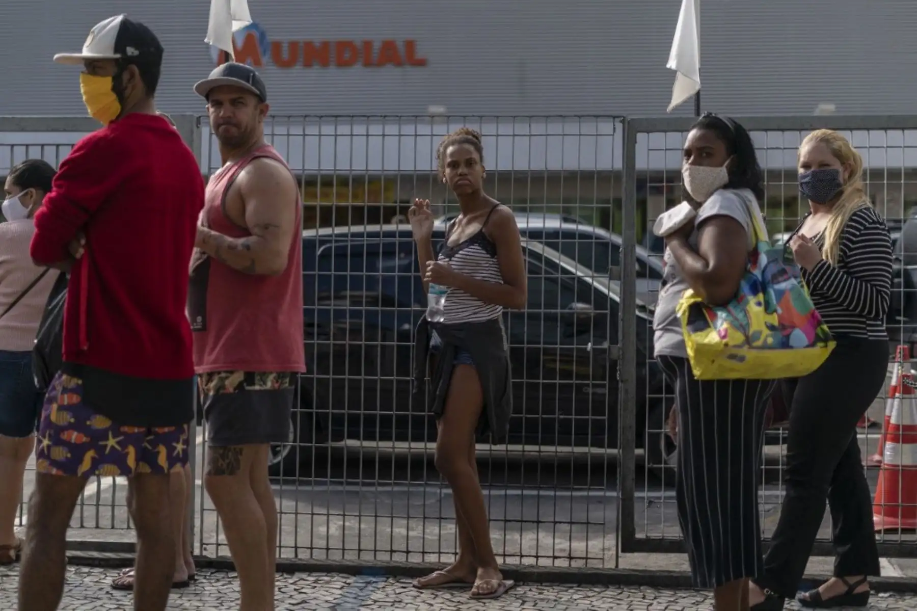 La gente hace cola para ingresar a un supermercado en el barrio de Lapa en Río de Janeiro. Foto: AFP