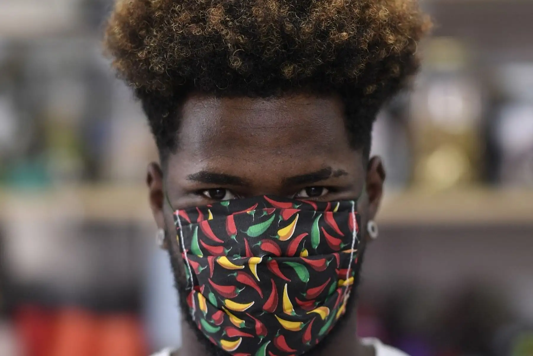 Un hombre usa una máscara protectora para protegerse de la propagación del nuevo Coronavirus. Foto: AFP