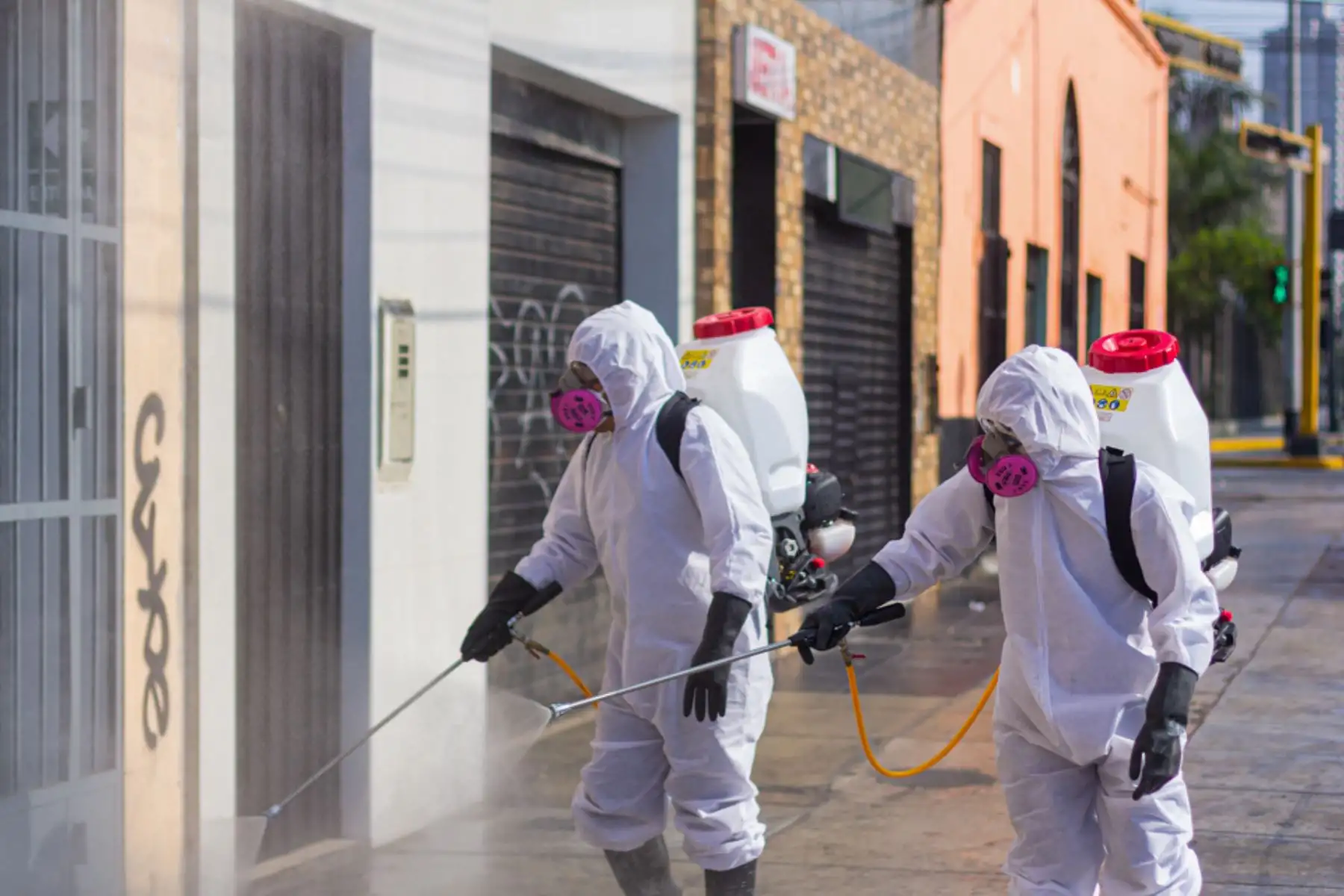 Personal de la Municipalidad de Lima ejecuta trabajos de limpieza y desinfección en la capital para evitar propagación del coronavirus. Foto: ANDINA/Municipalidad de Lima