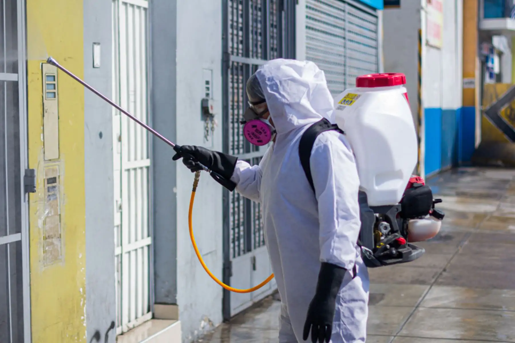 Personal de la Municipalidad de Lima ejecuta trabajos de limpieza y desinfección en la capital para evitar propagación del coronavirus. Foto: ANDINA/Municipalidad de Lima