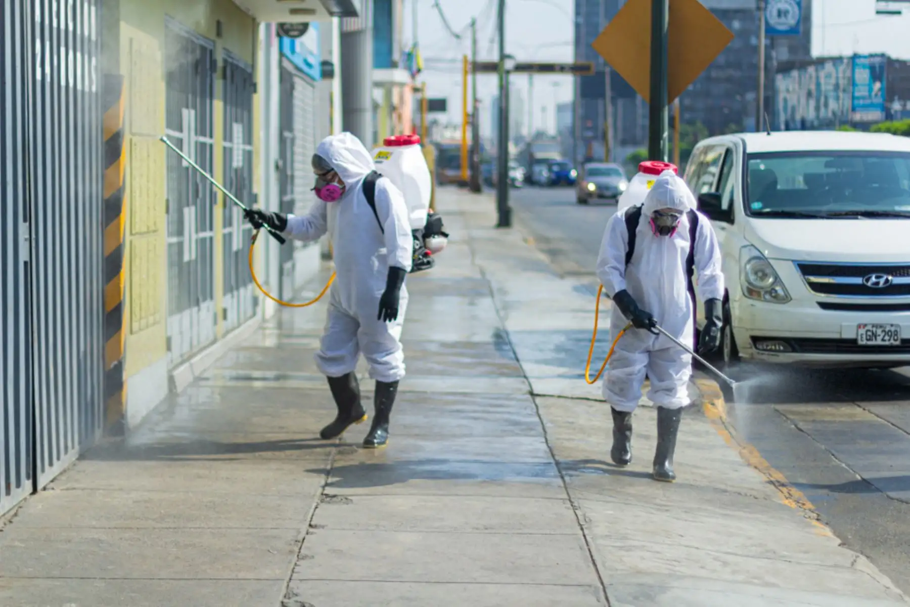 Personal de la Municipalidad de Lima ejecuta trabajos de limpieza y desinfección en la capital para evitar propagación del coronavirus. Foto: ANDINA/Municipalidad de Lima
