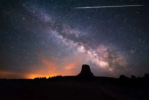 Durante algunos días del mes de mayo los cielos de nuestro país nos deleitarán con una lluvia de estrellas conocidas como Eta Acuáridas, las cuales se generan por el ingreso a nuestra atmósfera, de fragmentos desprendidos del cometa Halley.