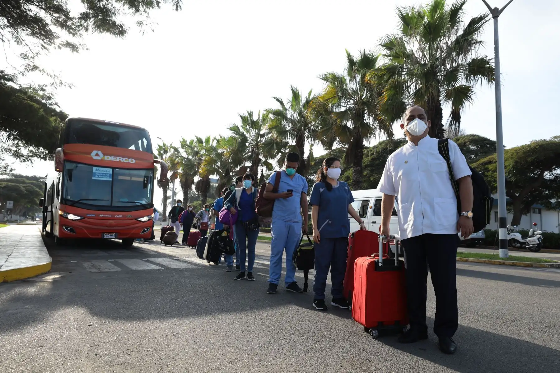 EsSalud llevó esta mañana 20 toneladas de EPP y 40 profesionales de la salud a la región Lambayeque para combatir al coronavirus. Foto: ANDINA/EsSalud